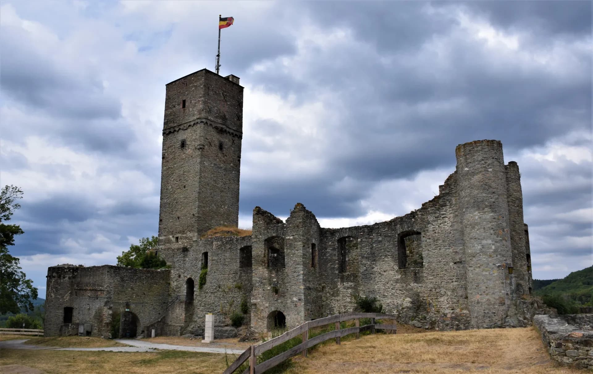 Bergfried der Burgruine Königstein