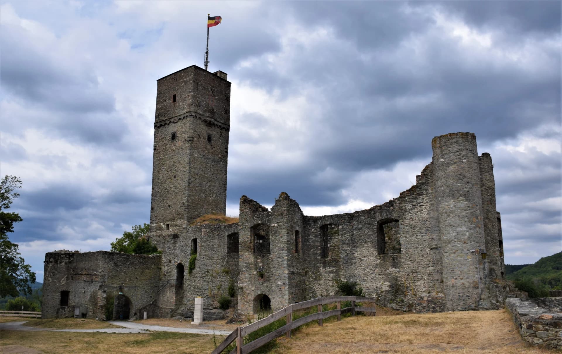 Bergfried der Burgruine Königstein