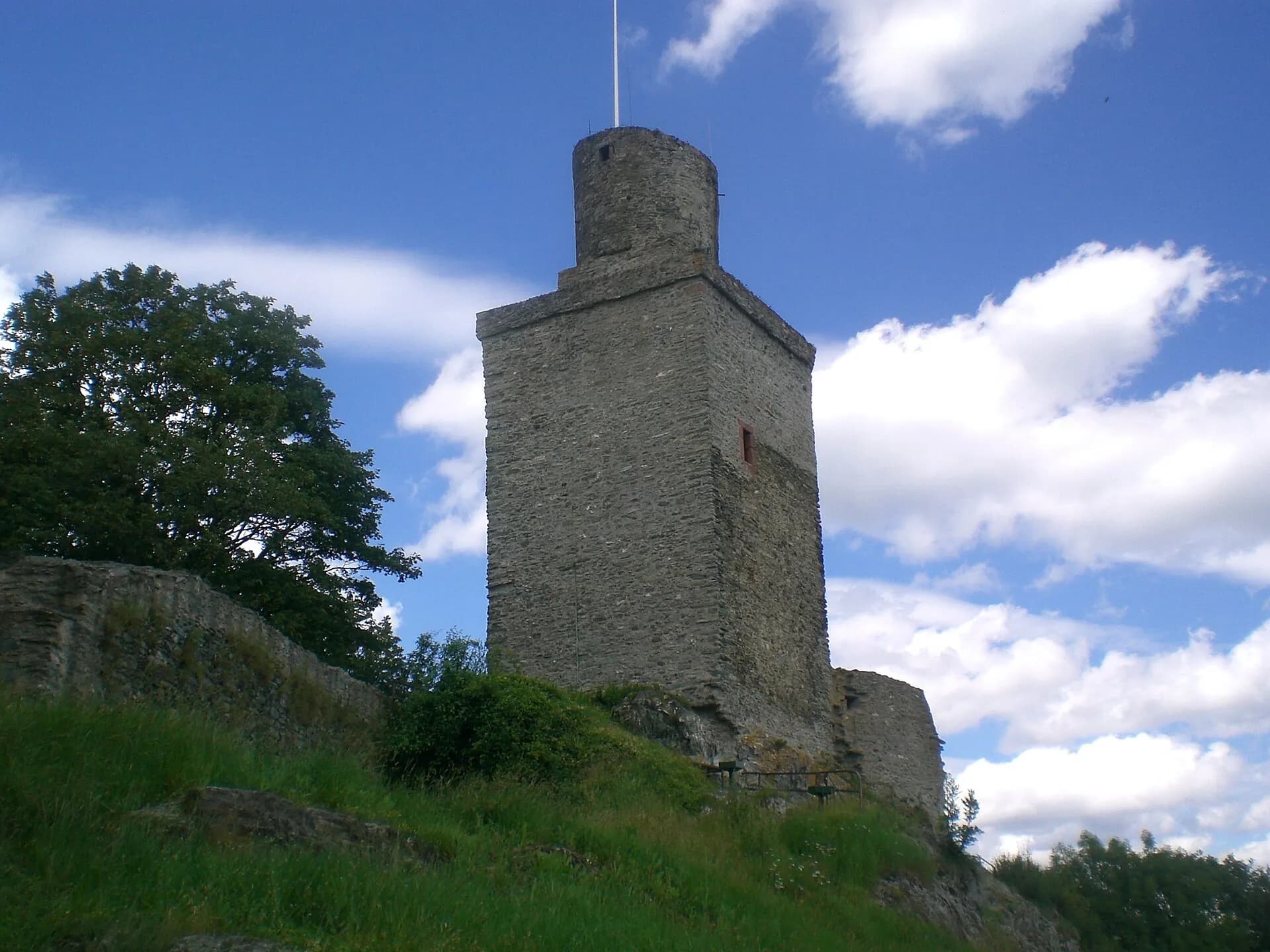 Turm der Burgruine Falkenstein in Königstein im Taunus