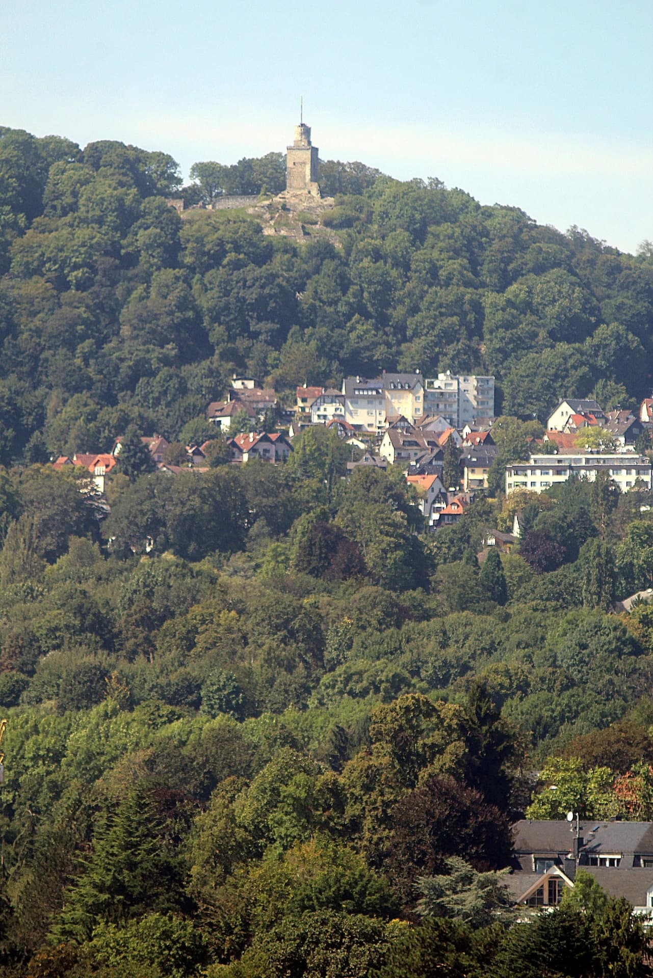 Burgruine Falkenstein in Königstein im Taunus aus der Ferne