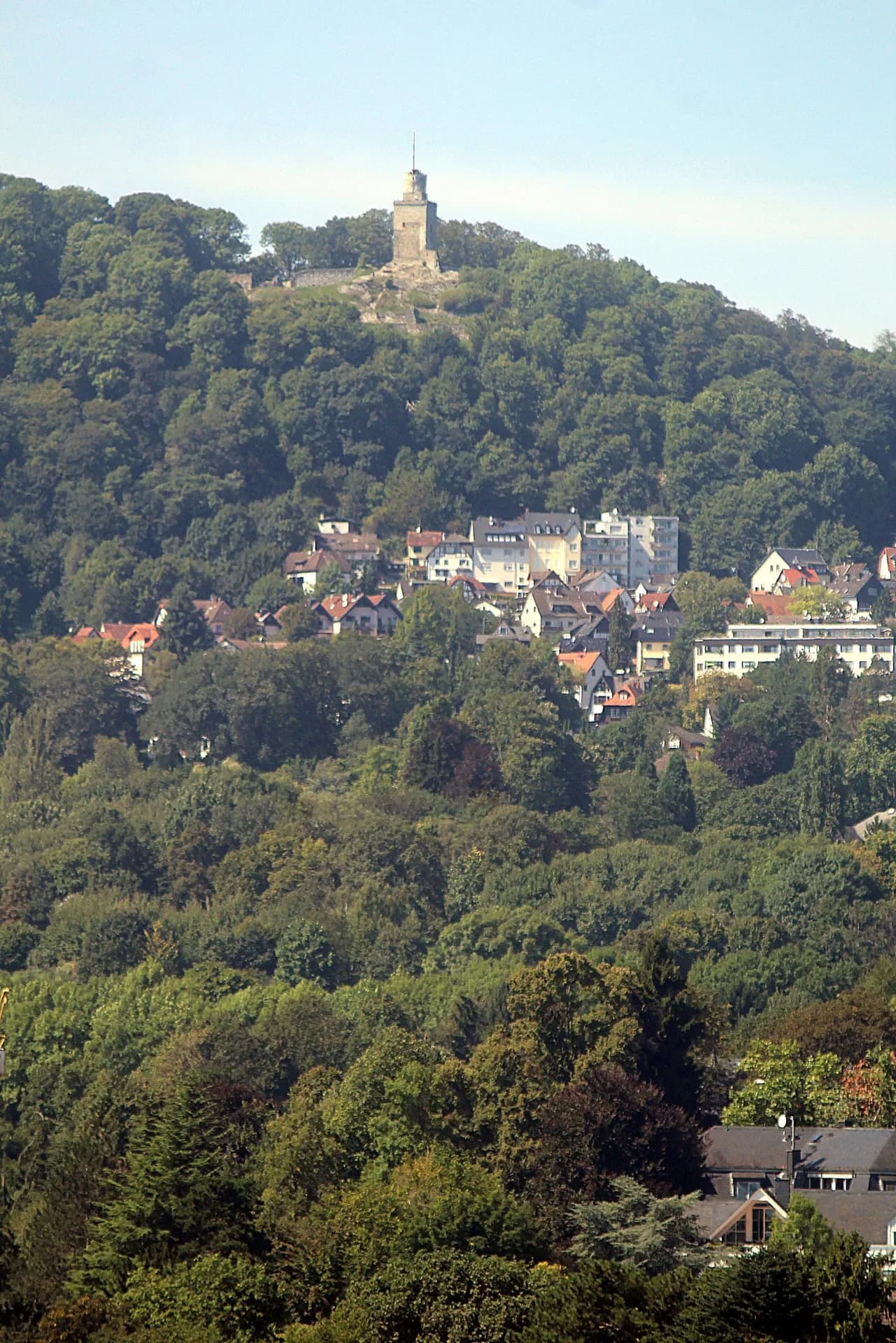Burgruine Falkenstein in Königstein im Taunus aus der Ferne