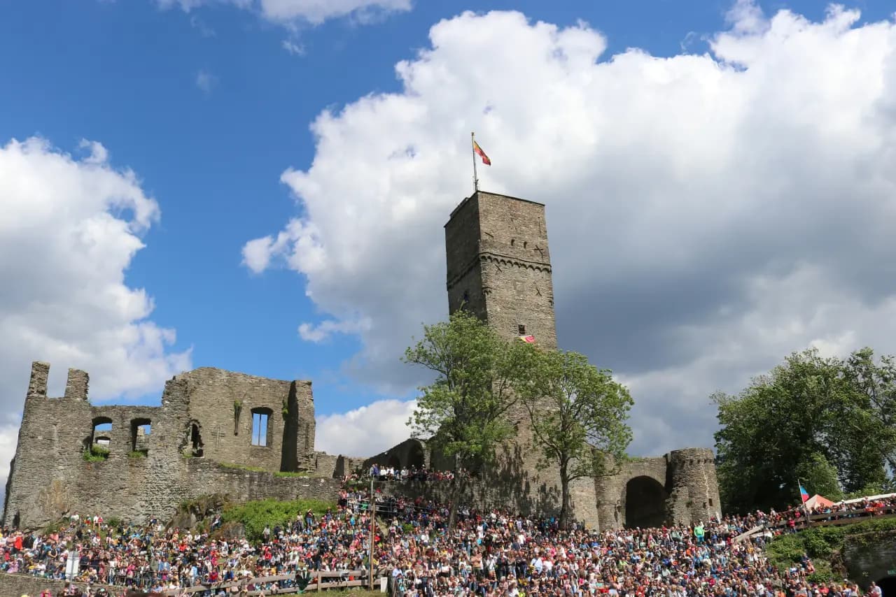 Burgruine Königstein mit großem Festpublikum vor dem Bergfried