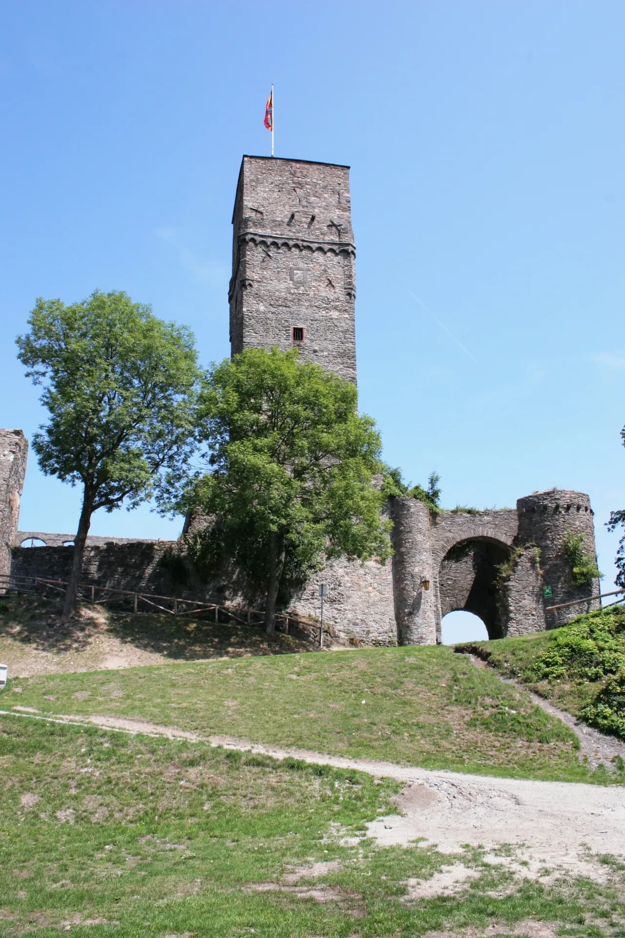 Torbogen der Burgruine Königstein über der Wiese