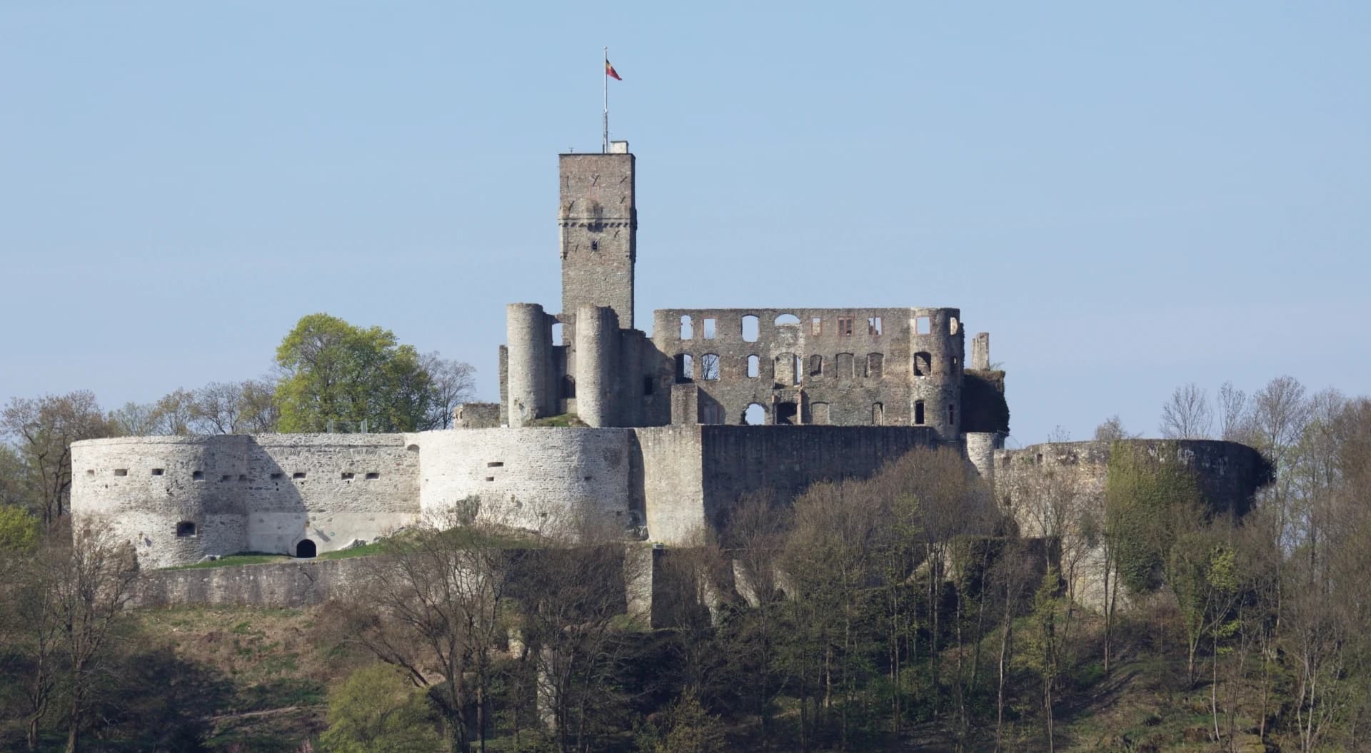 Burgruine Königstein mit Wehrmauer
