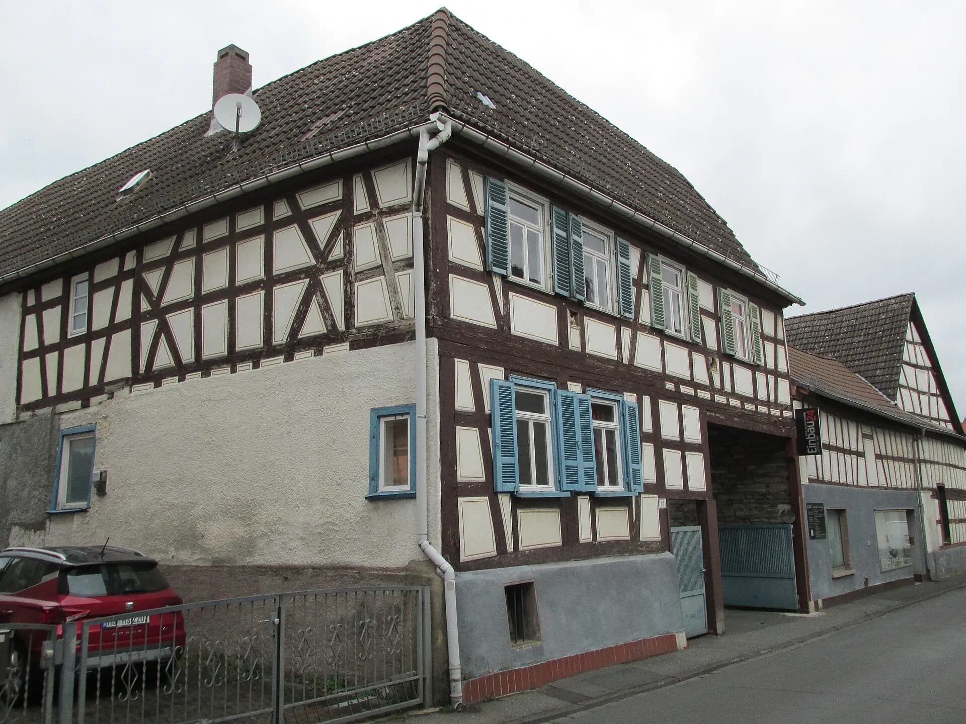 Fachwerkhaus mit Hofzaun in der Burgstraße 10 in Oberursel-Bommersheim