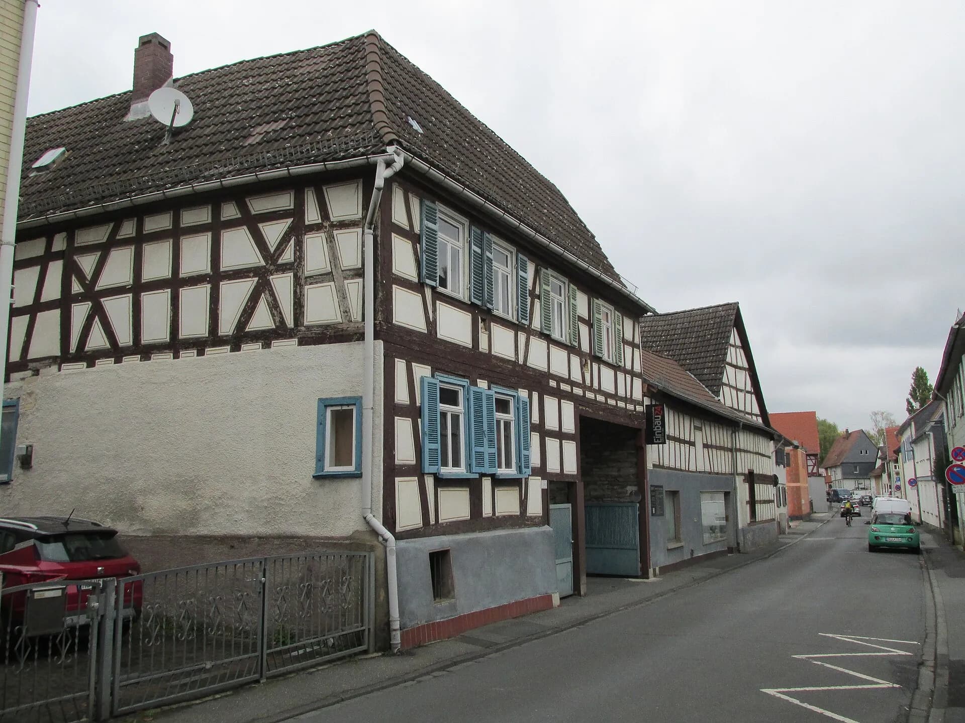 Burgstraße 10 mit Blick in den Straßenzug in Oberursel-Bommersheim