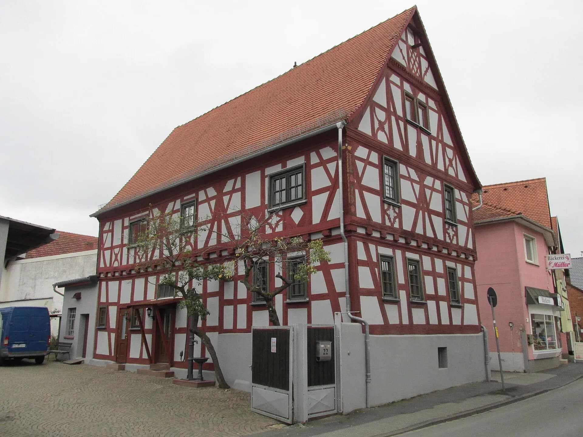 Fachwerkhaus in der Burgstraße 22 von der Straßenecke in Oberursel-Bommersheim