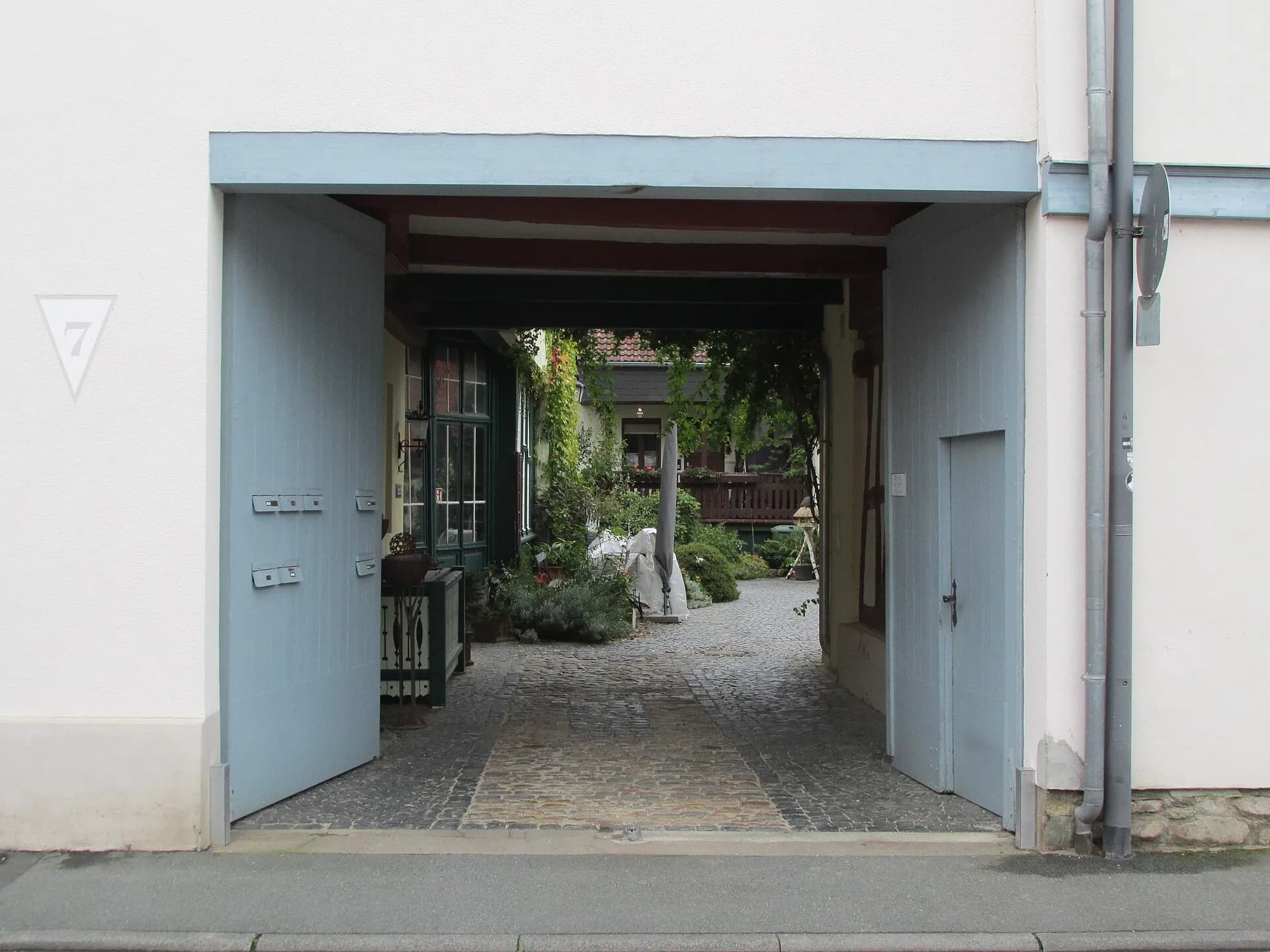 Blick durch die Torfahrt der Burgstraße 7 in Oberursel-Bommersheim