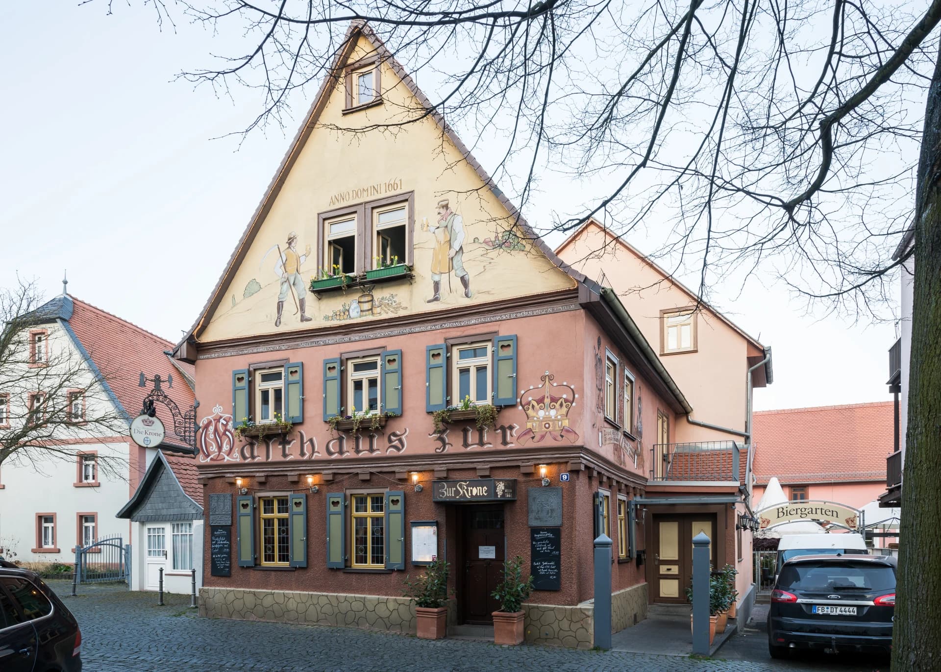 Bemaltes Wirtshaus in der Burgstraße 9 von Südwesten in Bad Nauheim