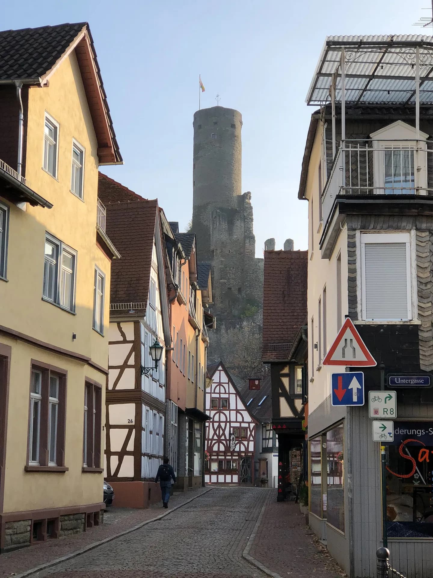 Burgstraße mit Blick auf die Burg Eppstein