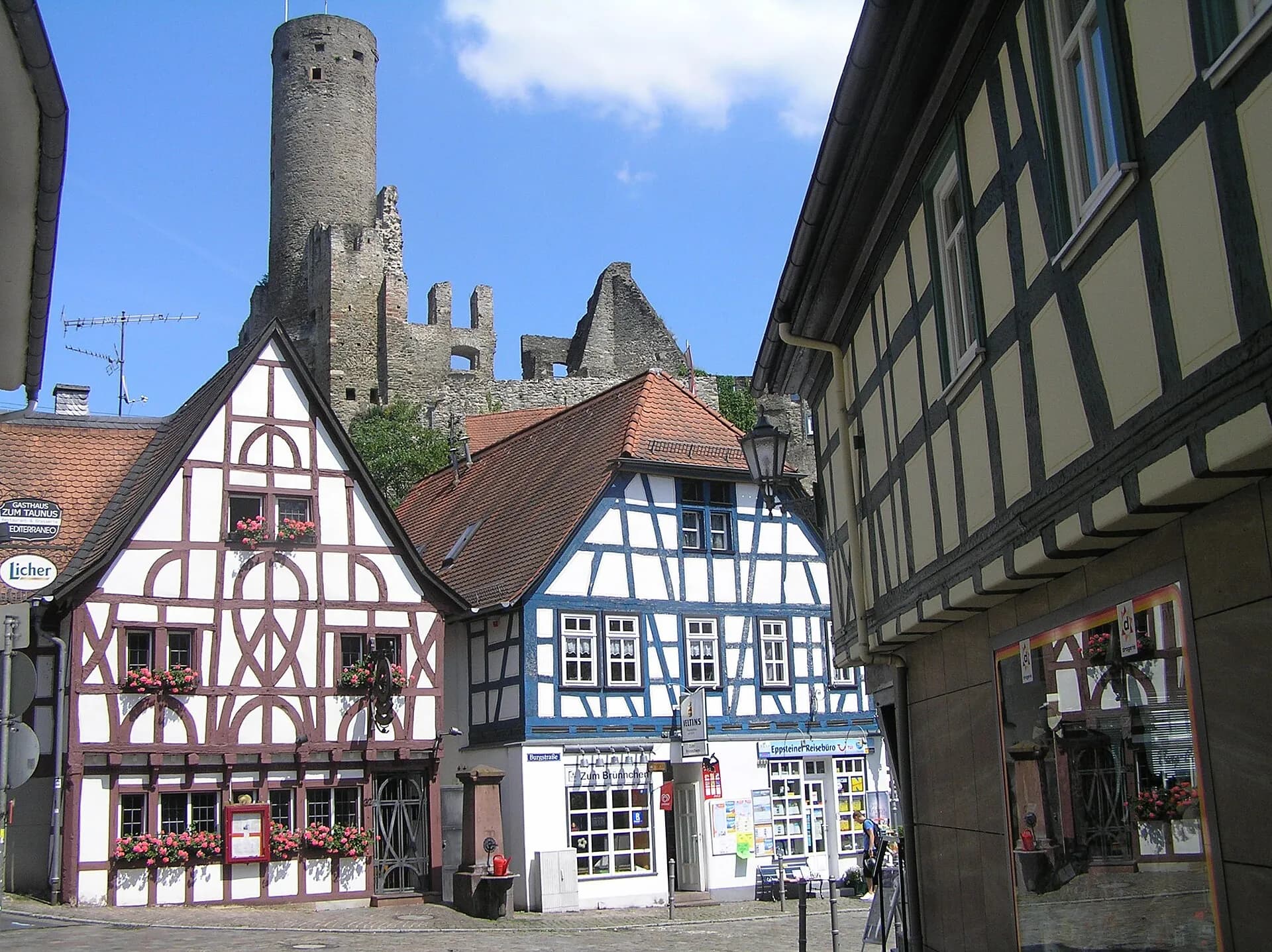 Fachwerkhäuser und Laufbrunnen in der Burgstraße unterhalb der Burg Eppstein