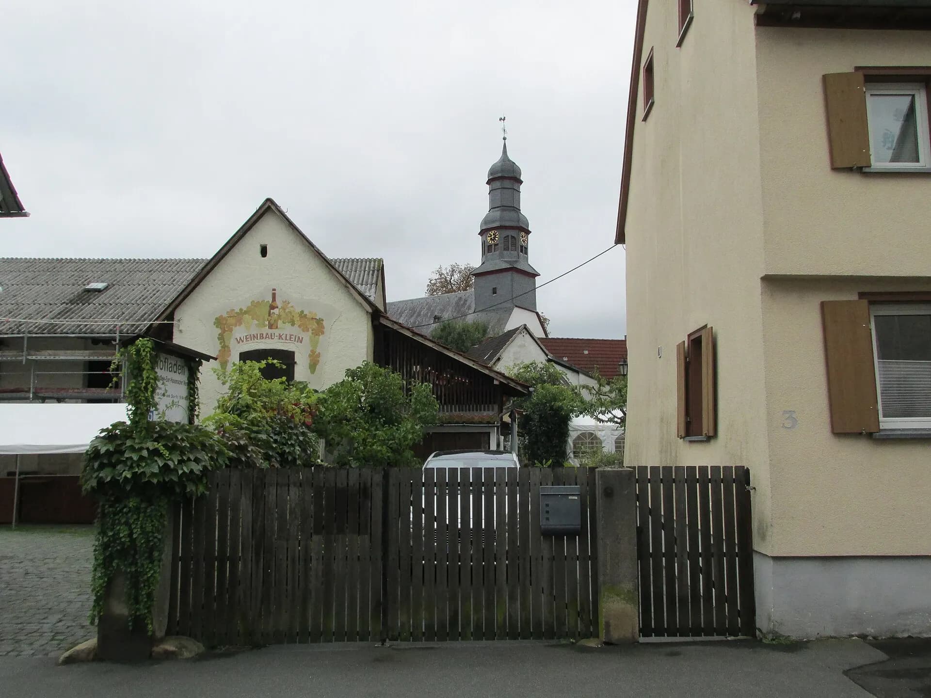 Anwesen an der Burgstraße mit Blick zum Kirchturm in Oberursel-Bommersheim