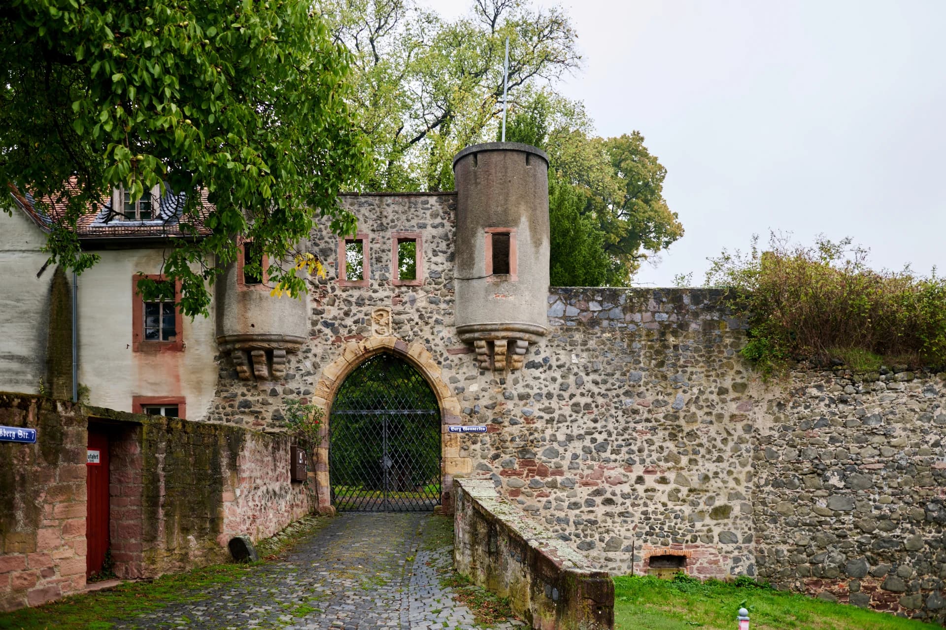 Spitzbogiges Burgtor der Burg Wonnecken in Nidderau-Windecken