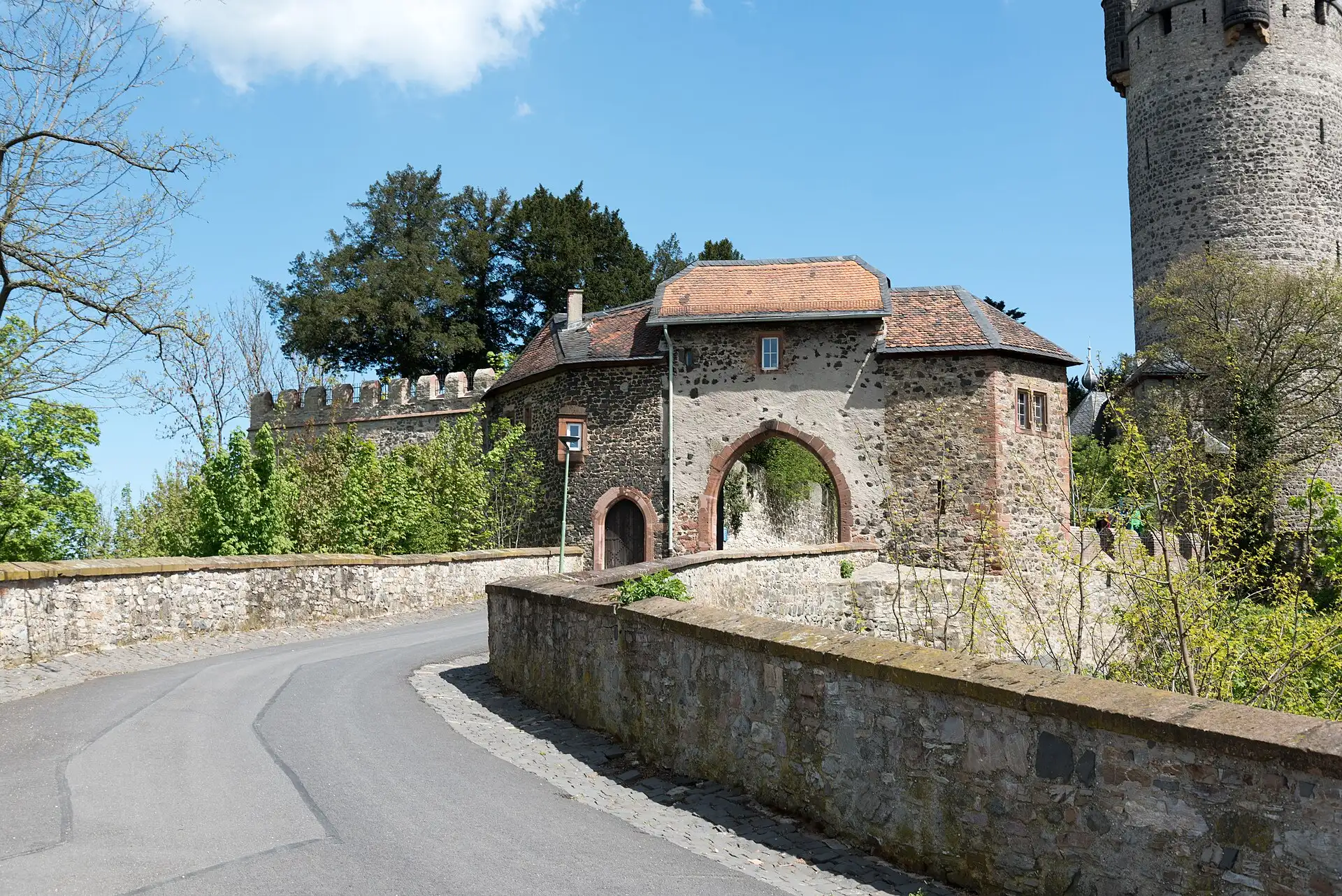 Burgtor an der Zufahrt In der Burg in Friedberg (Hessen)