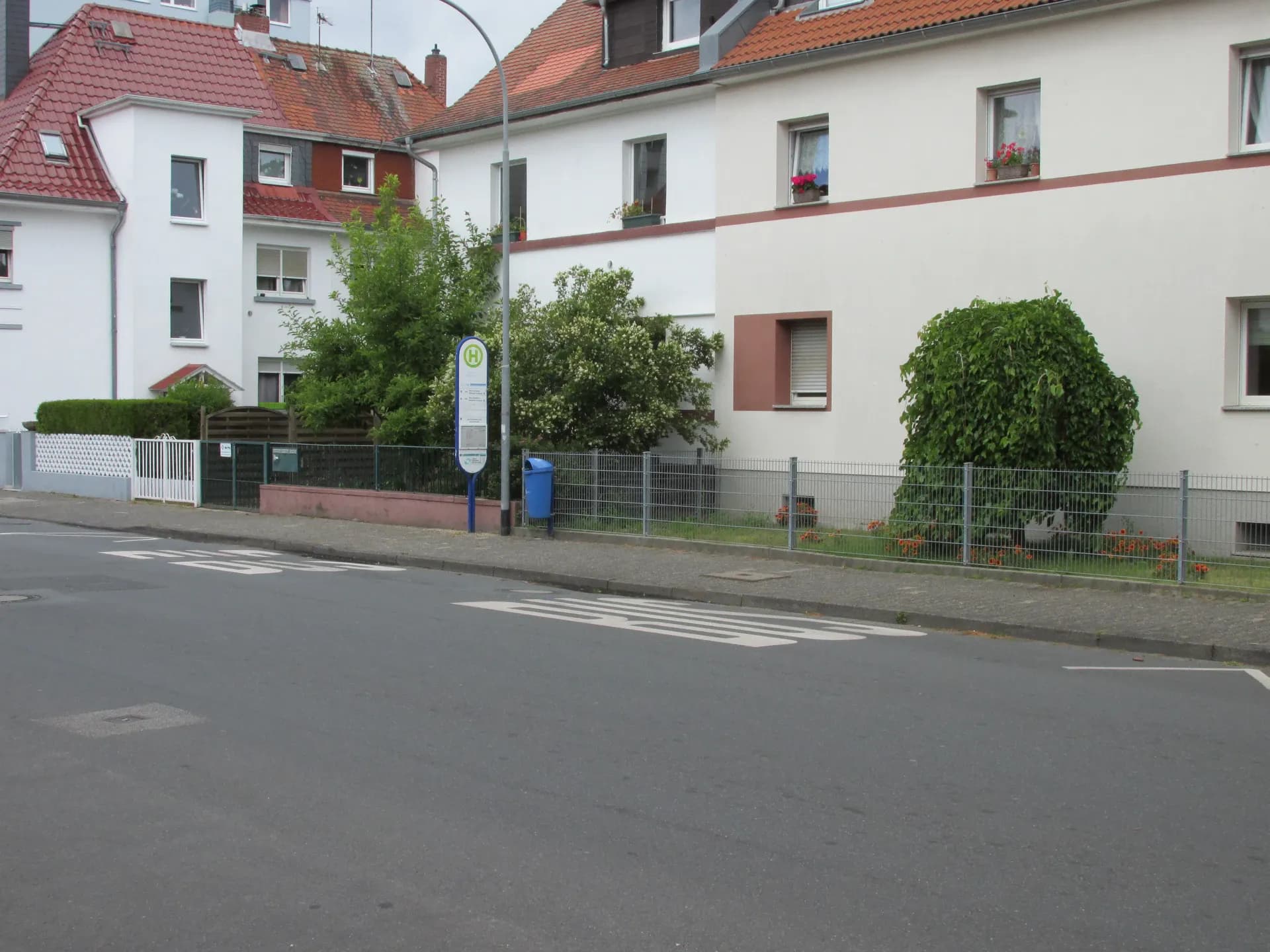 Haltestelle Alicestraße in einem Wohngebiet von Neu-Isenburg