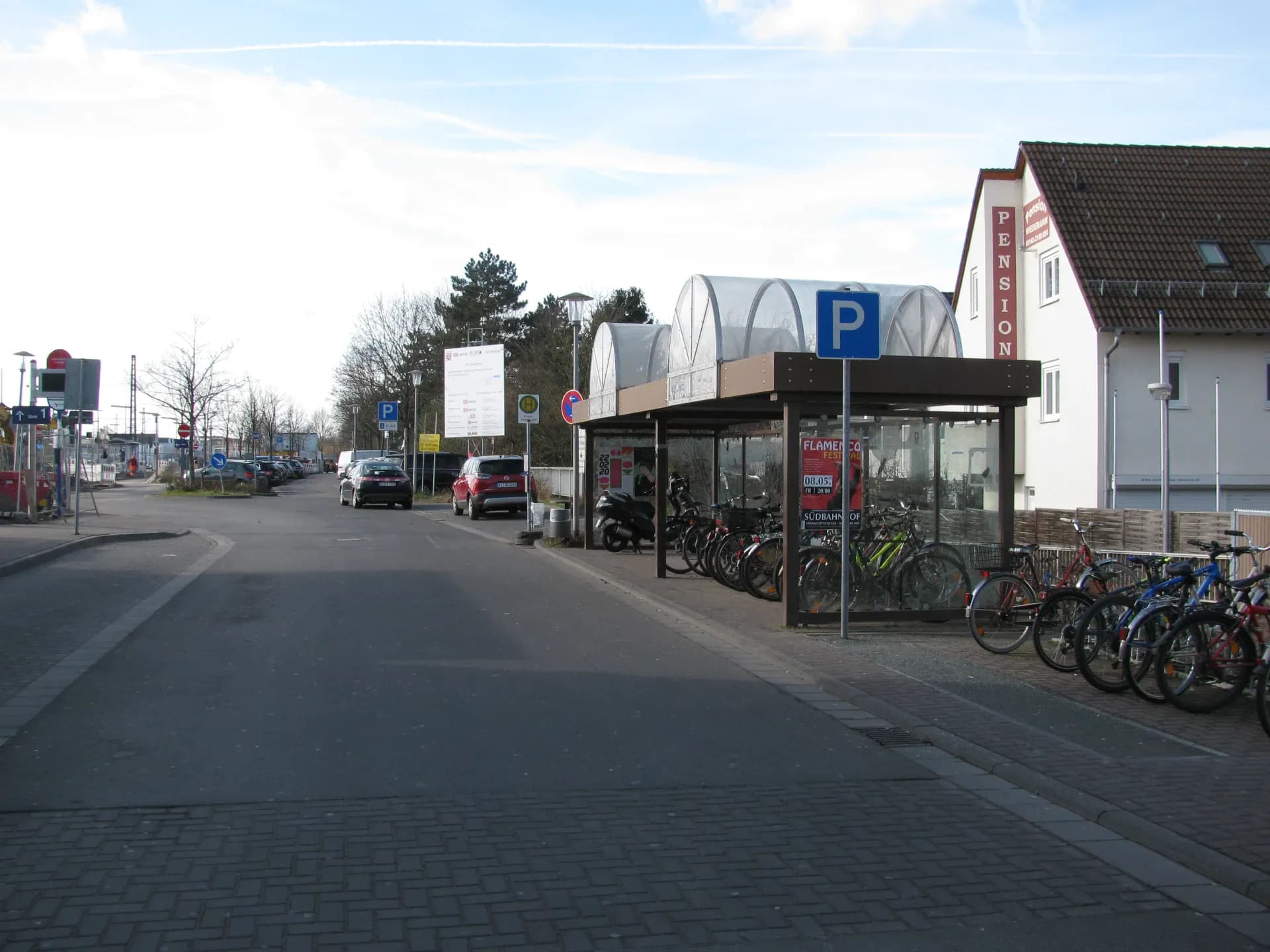Wartehäuschen der Bushaltestelle Bahnhof in Raunheim