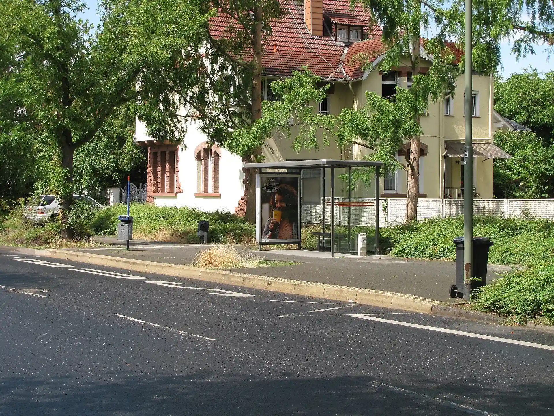Bushaltestelle an der Buchhügelallee in Offenbach-Buchhügel