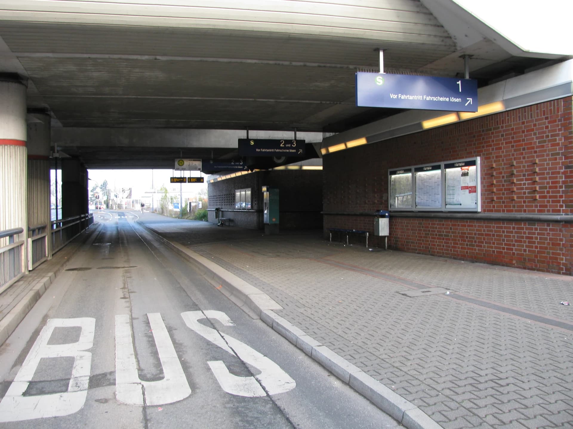 Bushaltestelle am Bahnhof Offenbach Ost
