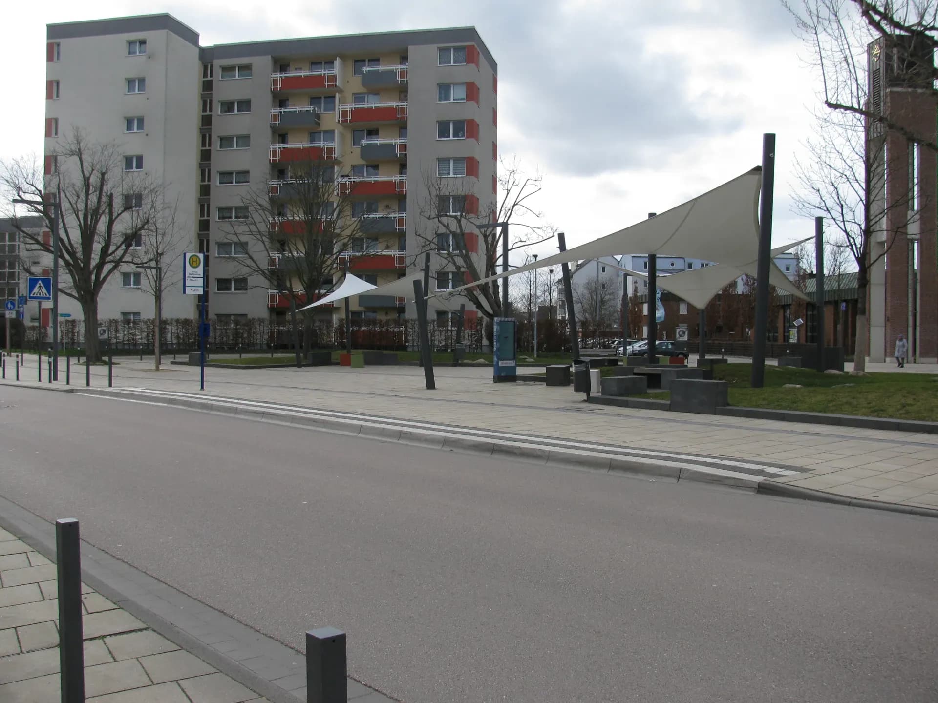Straßenansicht an der Bushaltestelle Stadtzentrum in Raunheim