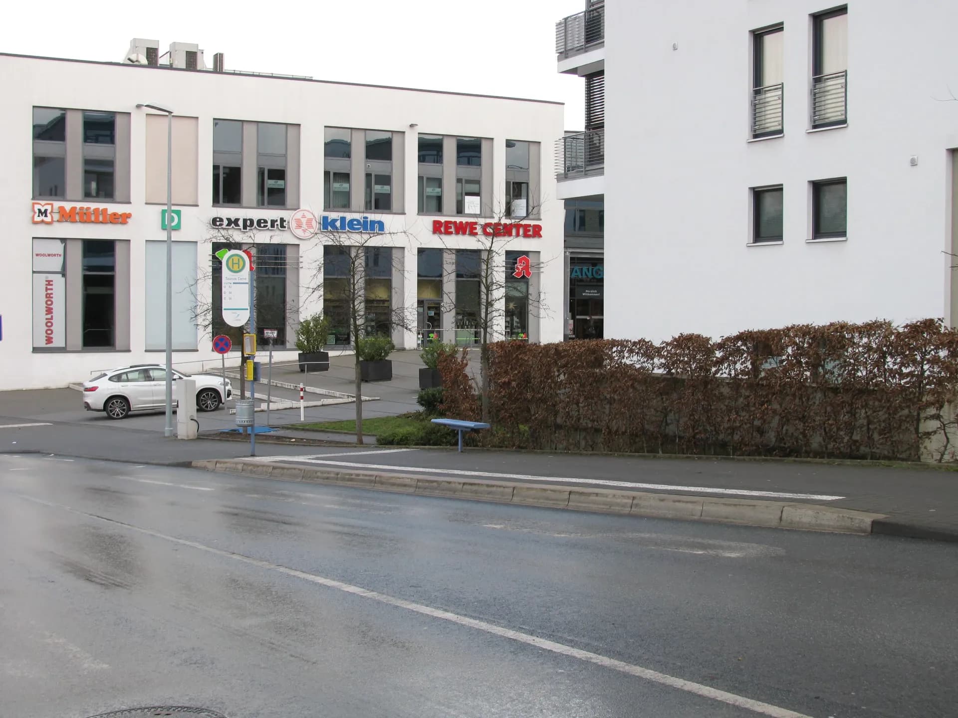 Taunus Carré mit Bushaltestelle in Friedrichsdorf