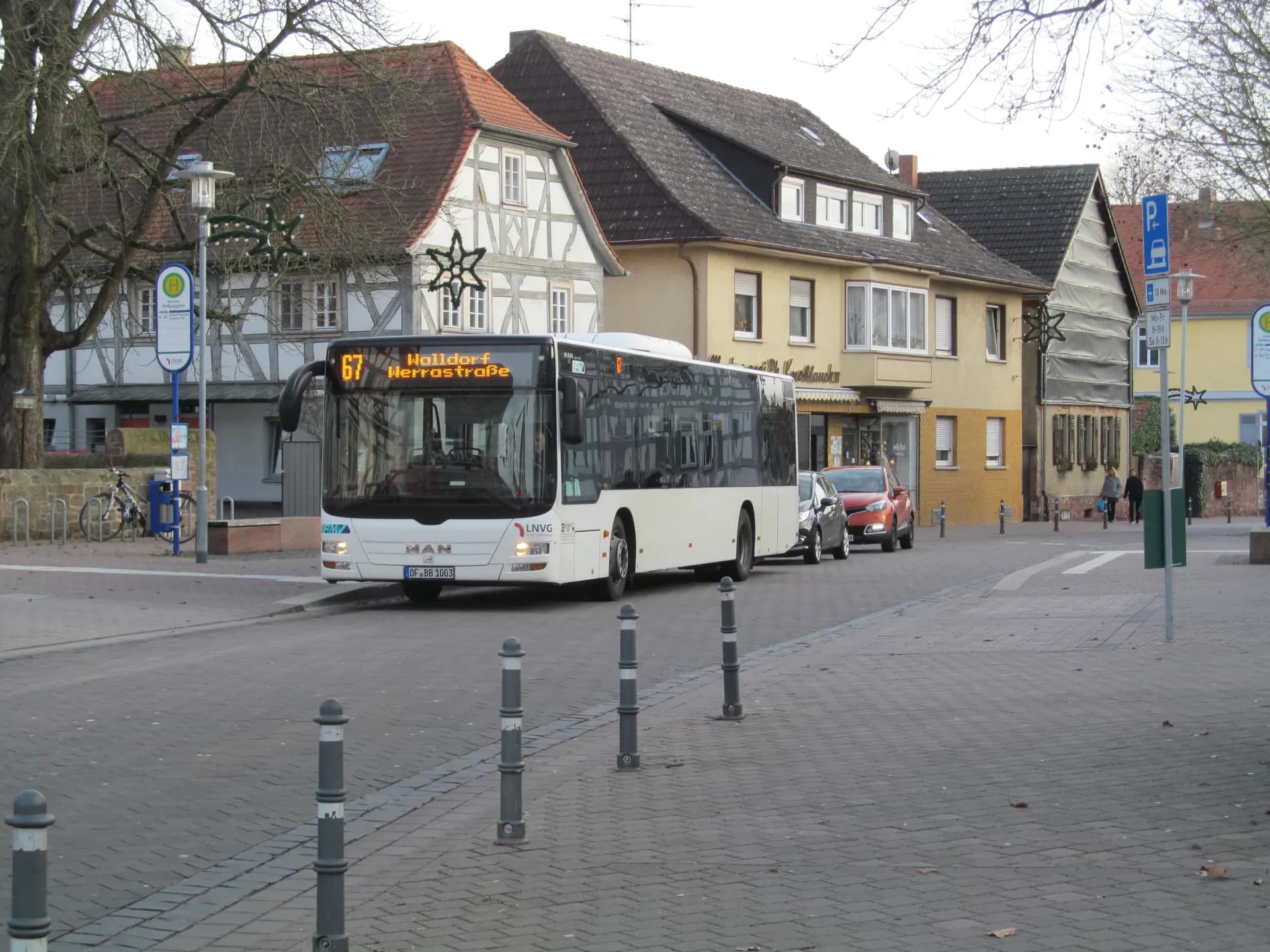 Bus am Rathausplatz in Mörfelden-Walldorf