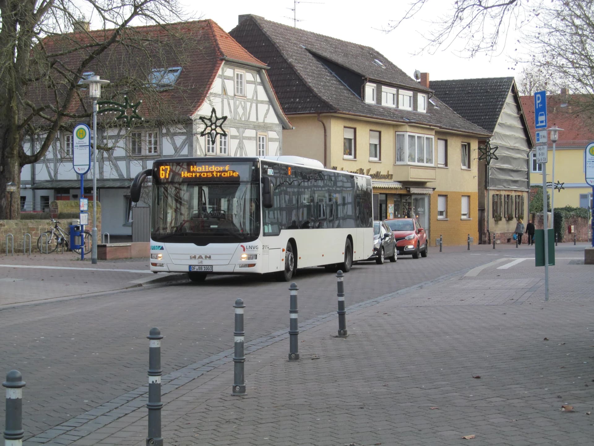 Bus am Rathausplatz in Mörfelden-Walldorf