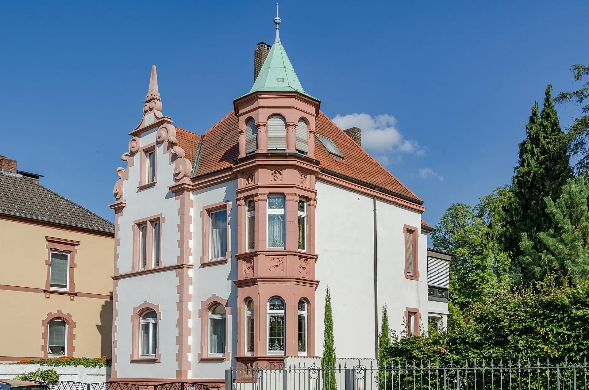 Villa mit Turmhaube in der Bustellistraße in Aschaffenburg
