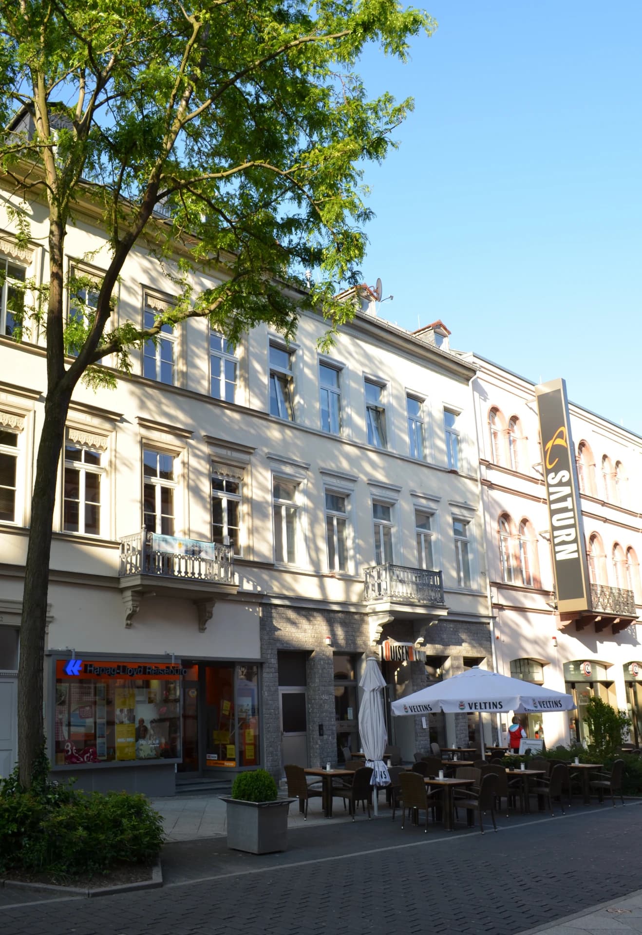 Häuserzeile mit Café in der Louisenstraße in Bad Homburg