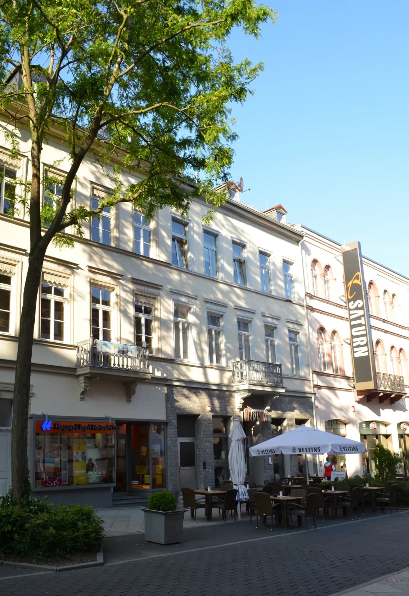 Häuserzeile mit Café in der Louisenstraße in Bad Homburg