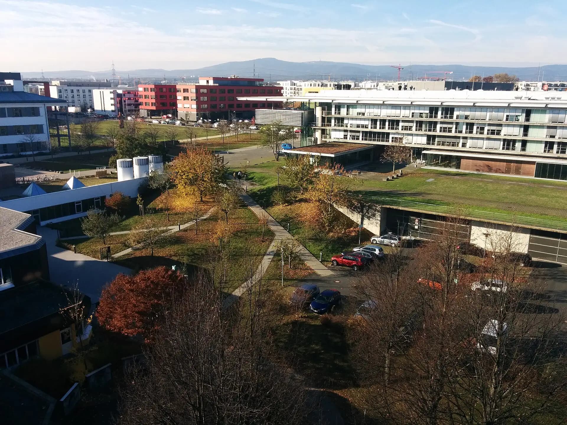 Grünanlagen zwischen den Instituten am Campus Riedberg in Frankfurt