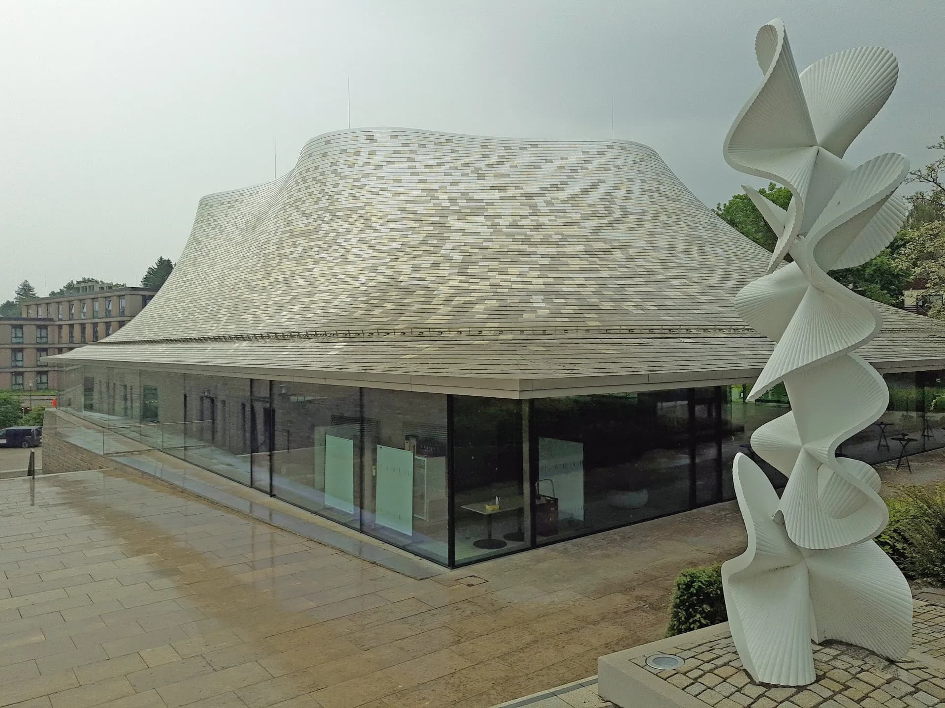 Casals Forum mit Skulptur in Kronberg im Taunus