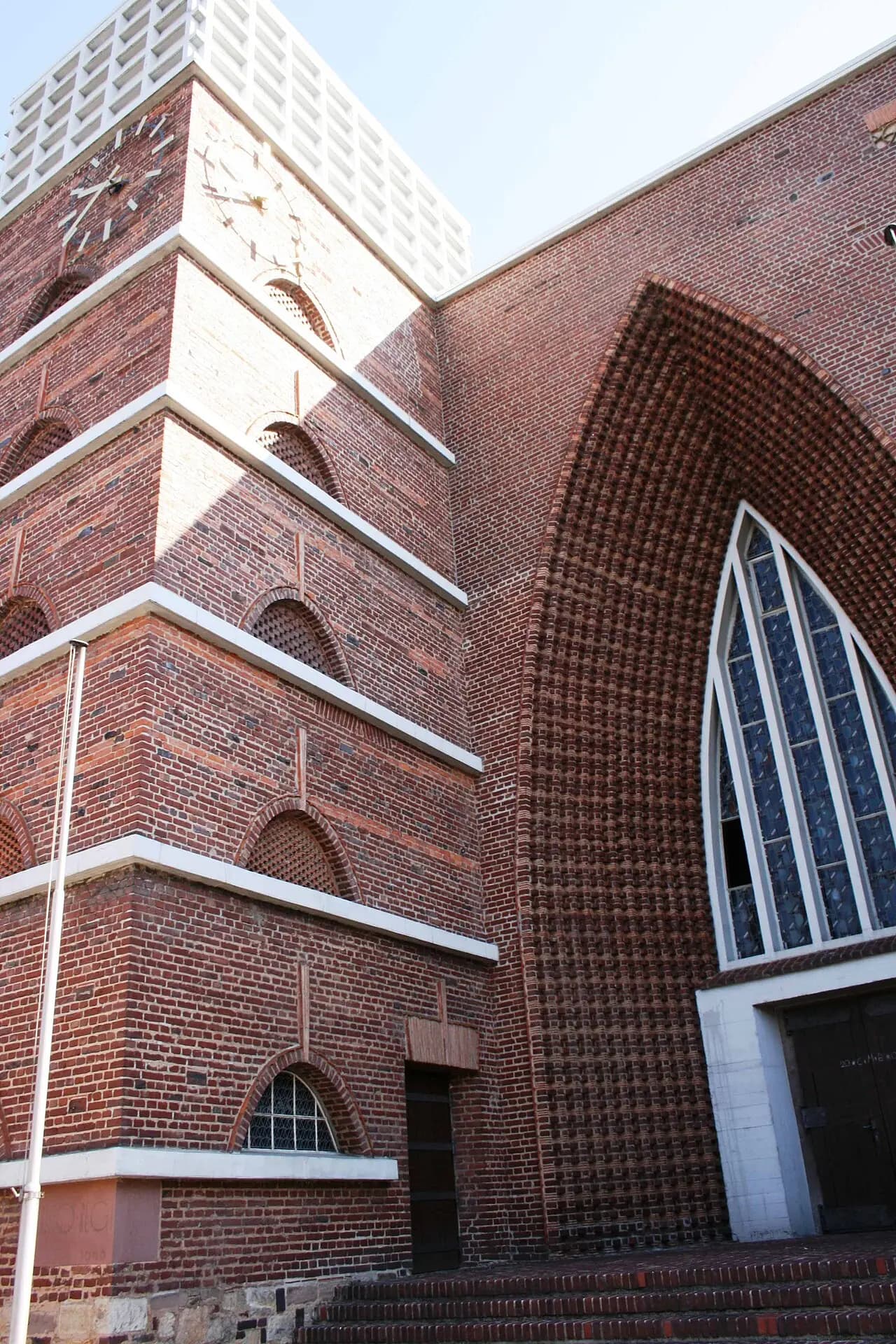 Backsteinfassade mit Portal der Christkönigkirche in Bischofsheim