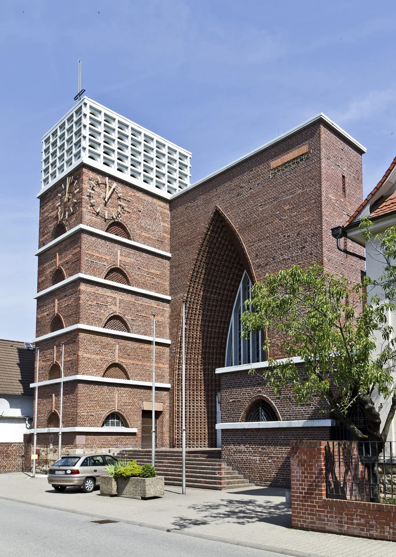 Straßenansicht der Christkönigkirche in Bischofsheim
