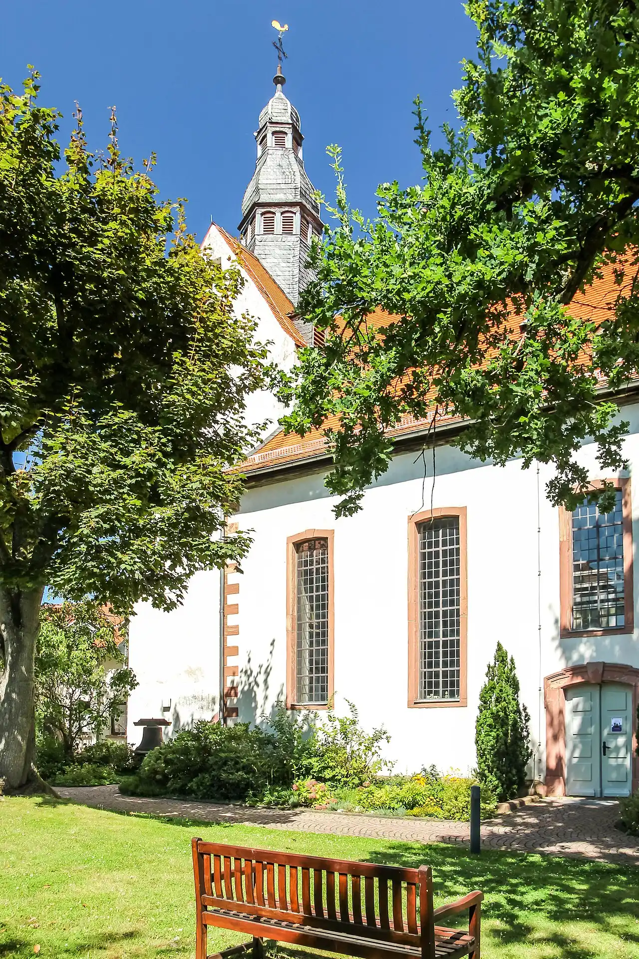 Gartenseite der evangelischen Christuskirche in Dietzenbach