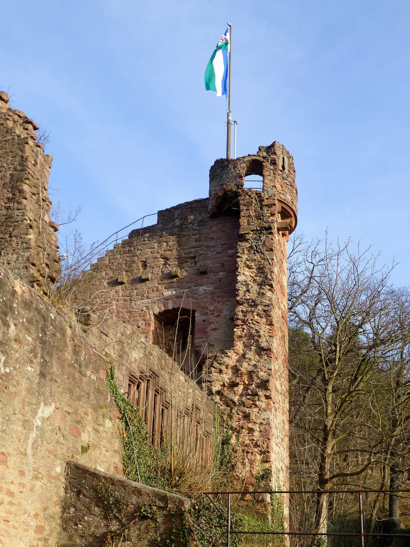 Bergfried der Burgruine Clingenburg in Klingenberg am Main