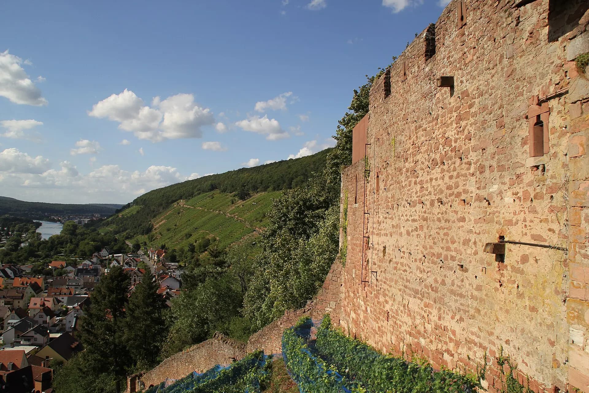 Ringmauer der Clingenburg mit Blick über den Ort in Klingenberg am Main