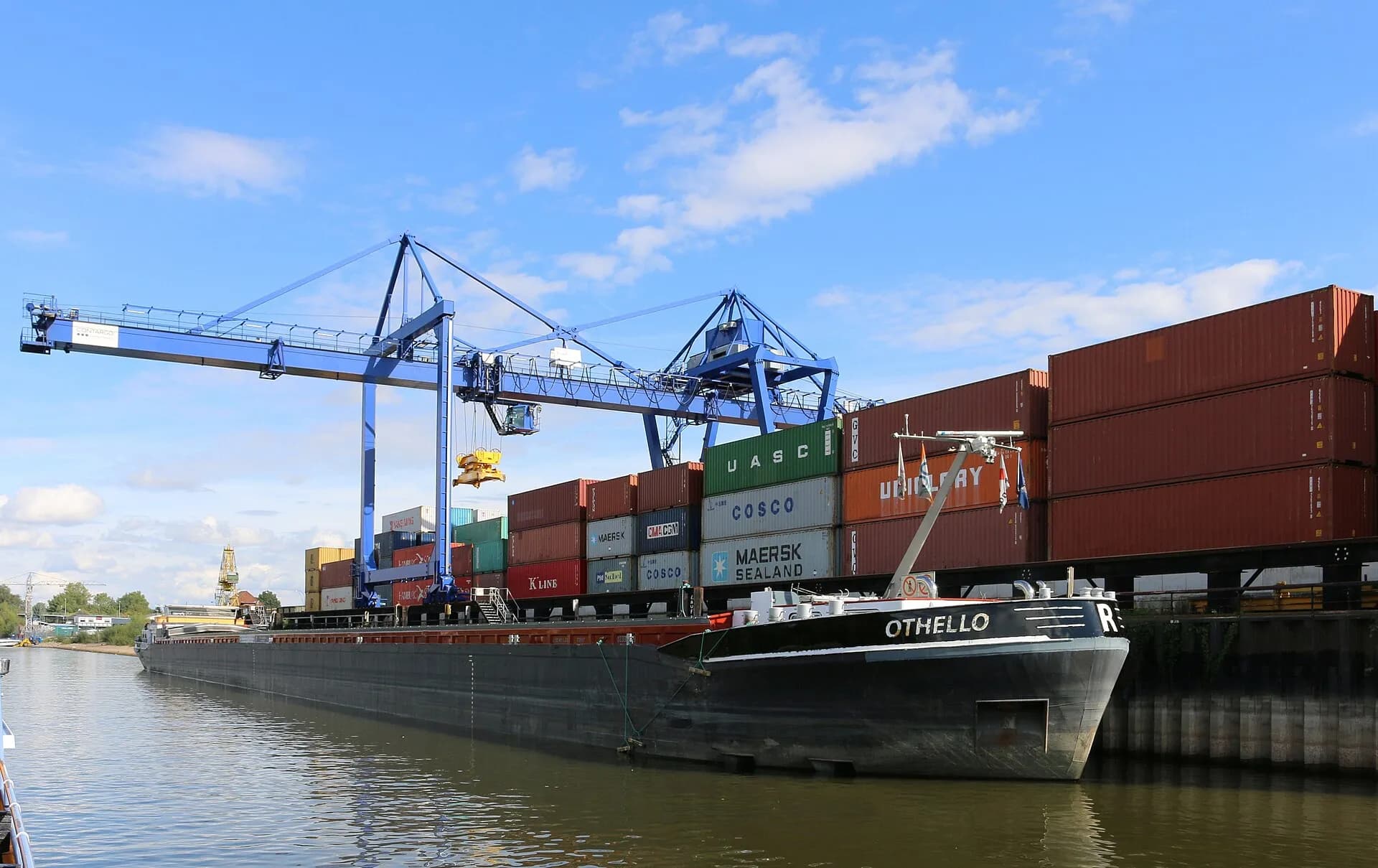 Frachtschiff am Containerhafen in Gustavsburg