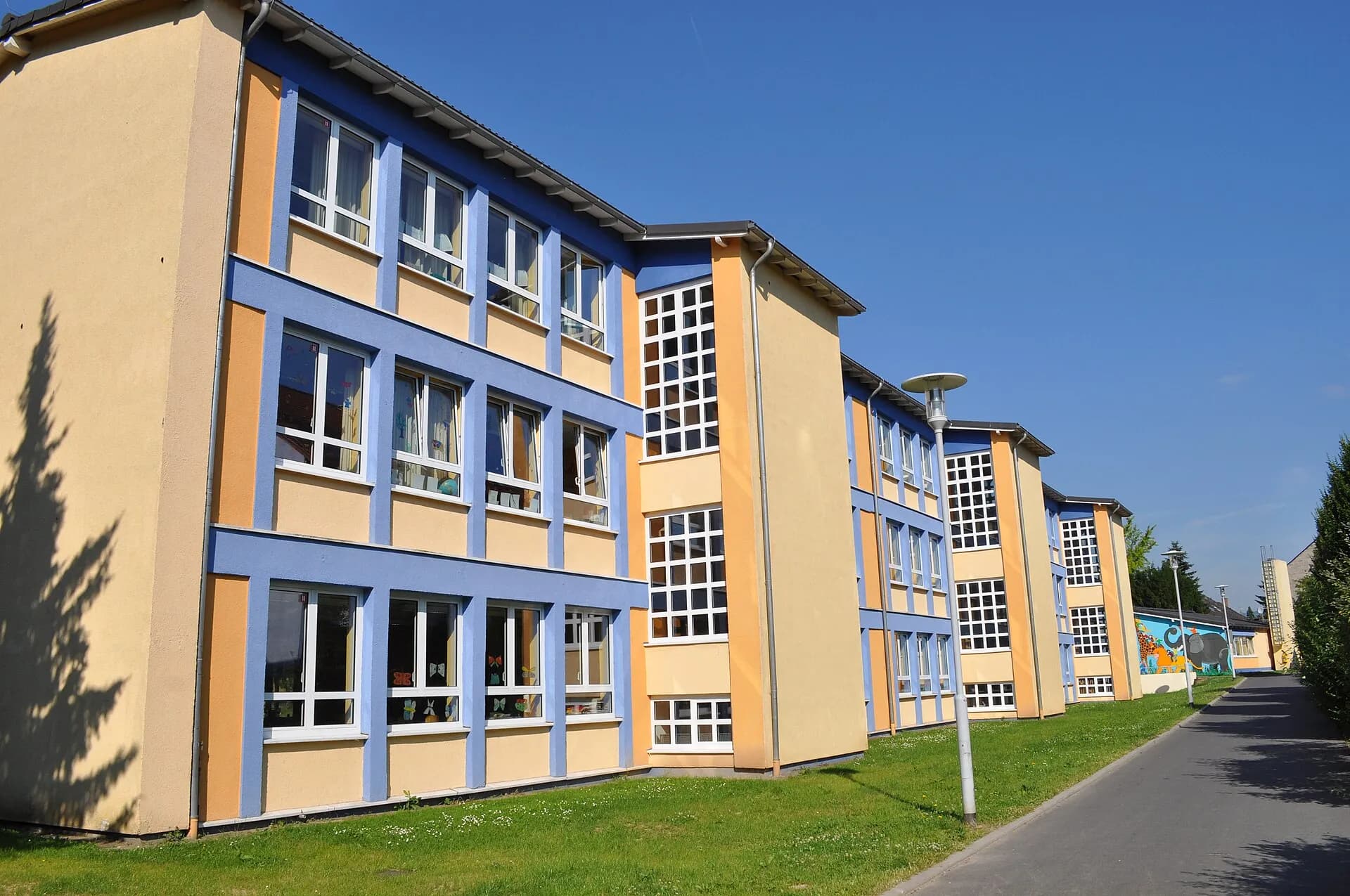Cretzschmarschule von der Straßenseite in Sulzbach (Taunus)