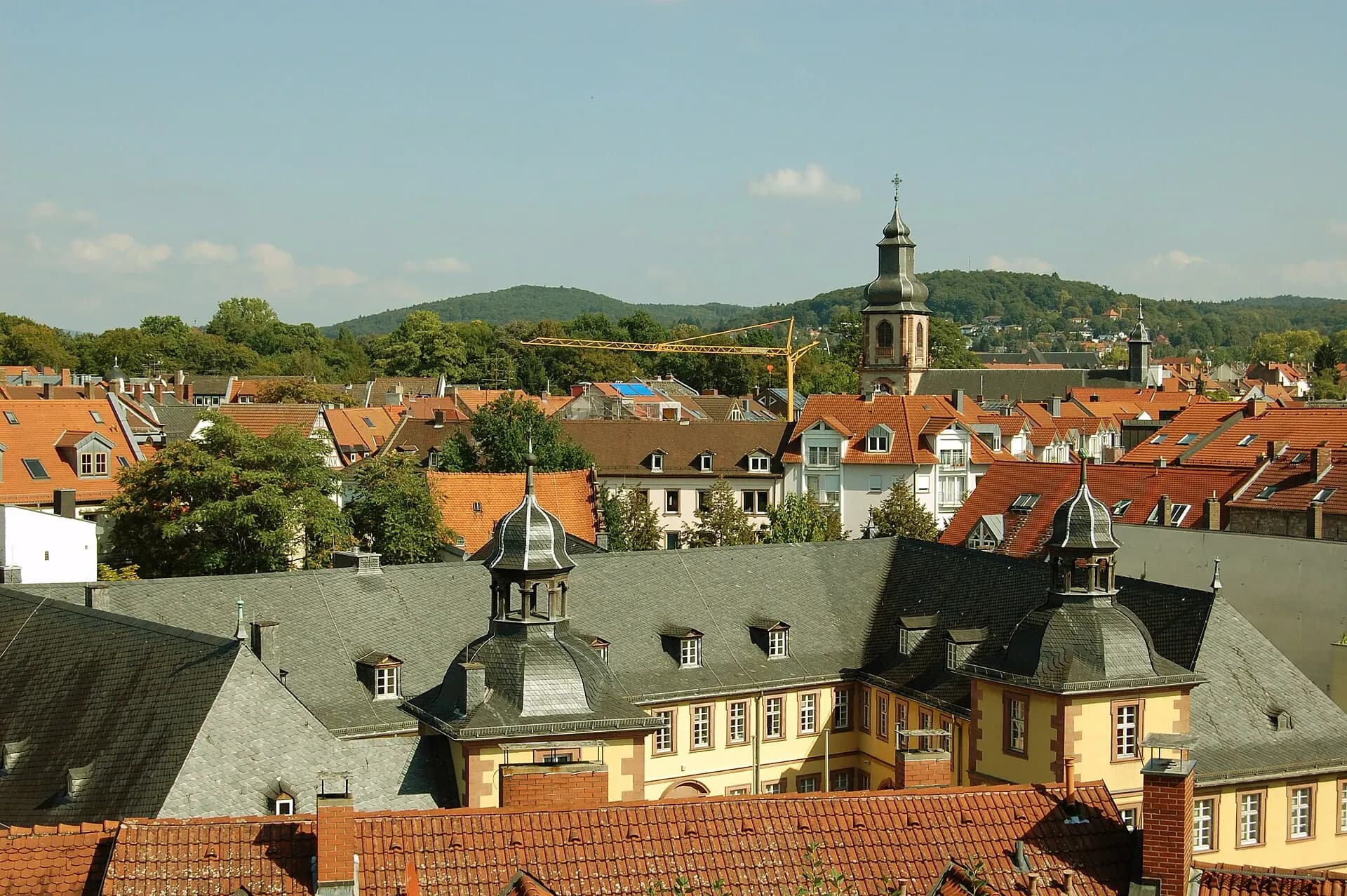 Blick über die Dächer auf die Stiftskirche und die Spessarthöhen in Aschaffenburg