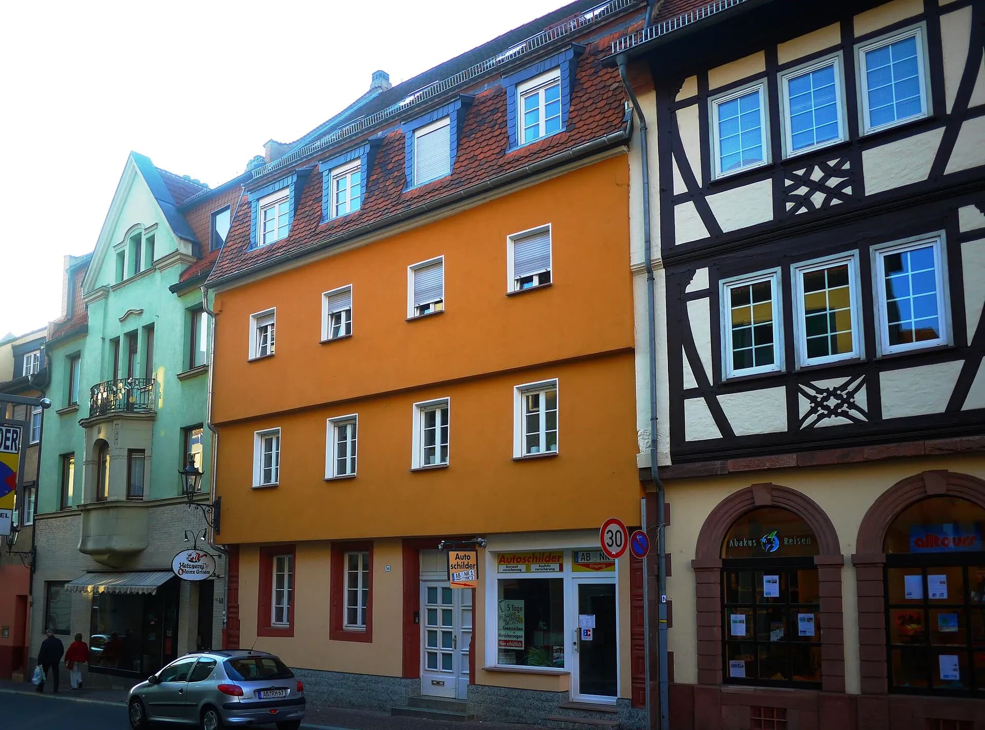 Farbige Häuserzeile in der Dalbergstraße in Aschaffenburg