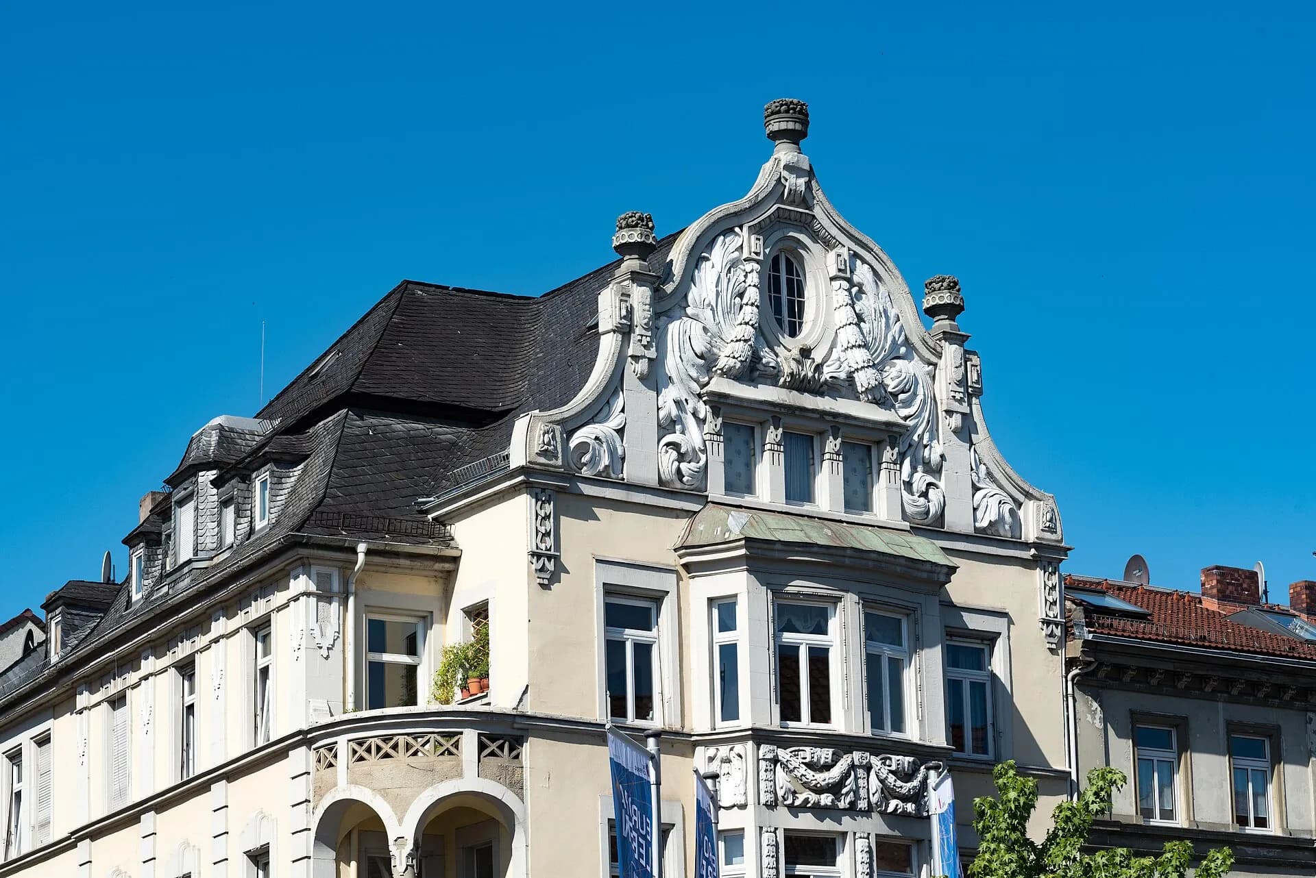 Jugendstilfassade mit Ziergiebel in der Dalbergstraße in Aschaffenburg