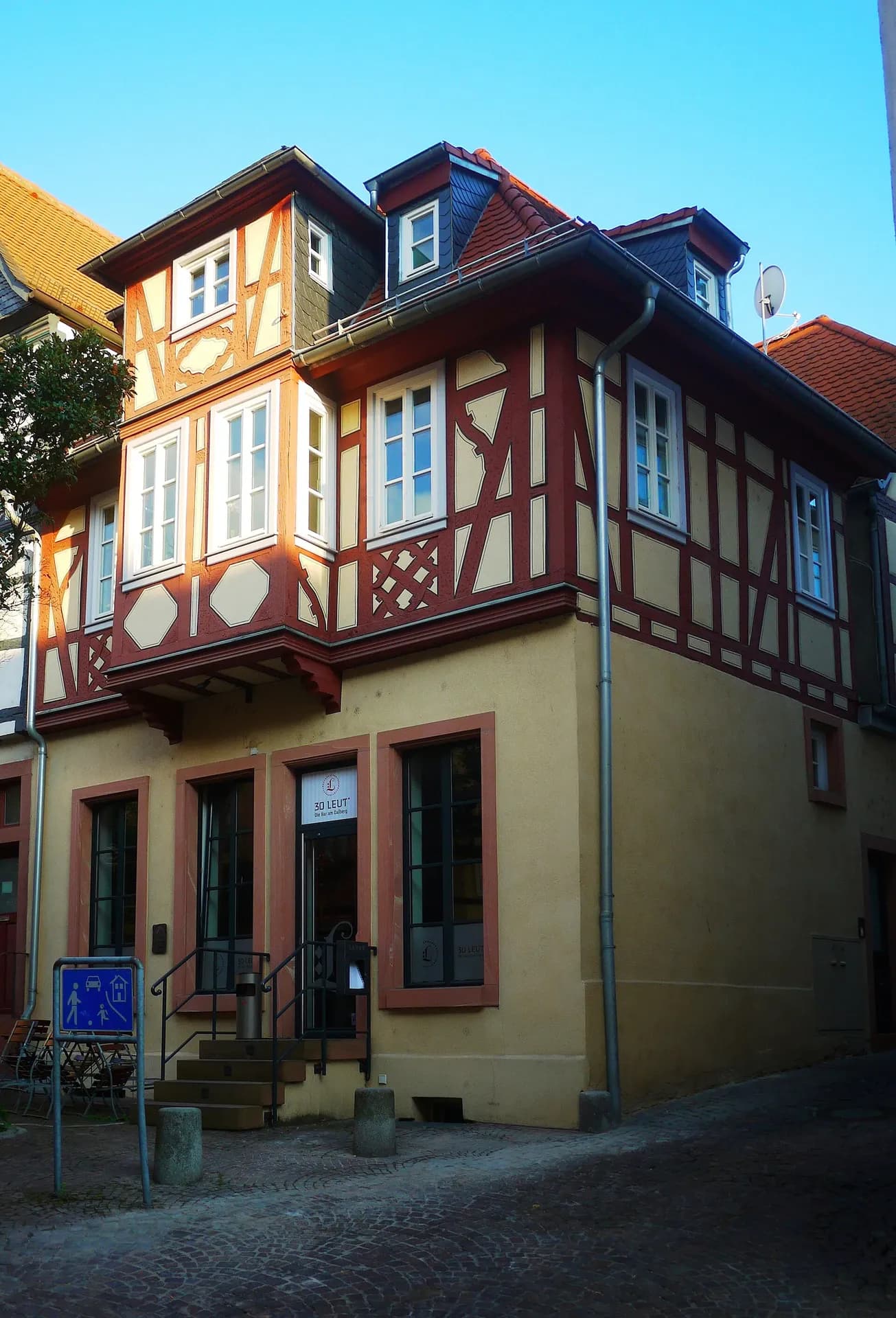 Zierfachwerkhaus mit Erker in der Dalbergstraße in Aschaffenburg