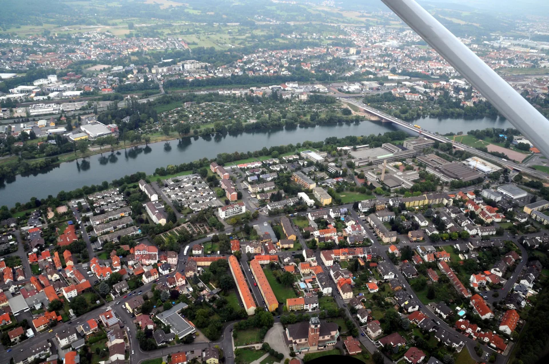 Luftaufnahme von Aschaffenburg-Damm und Leider am Main