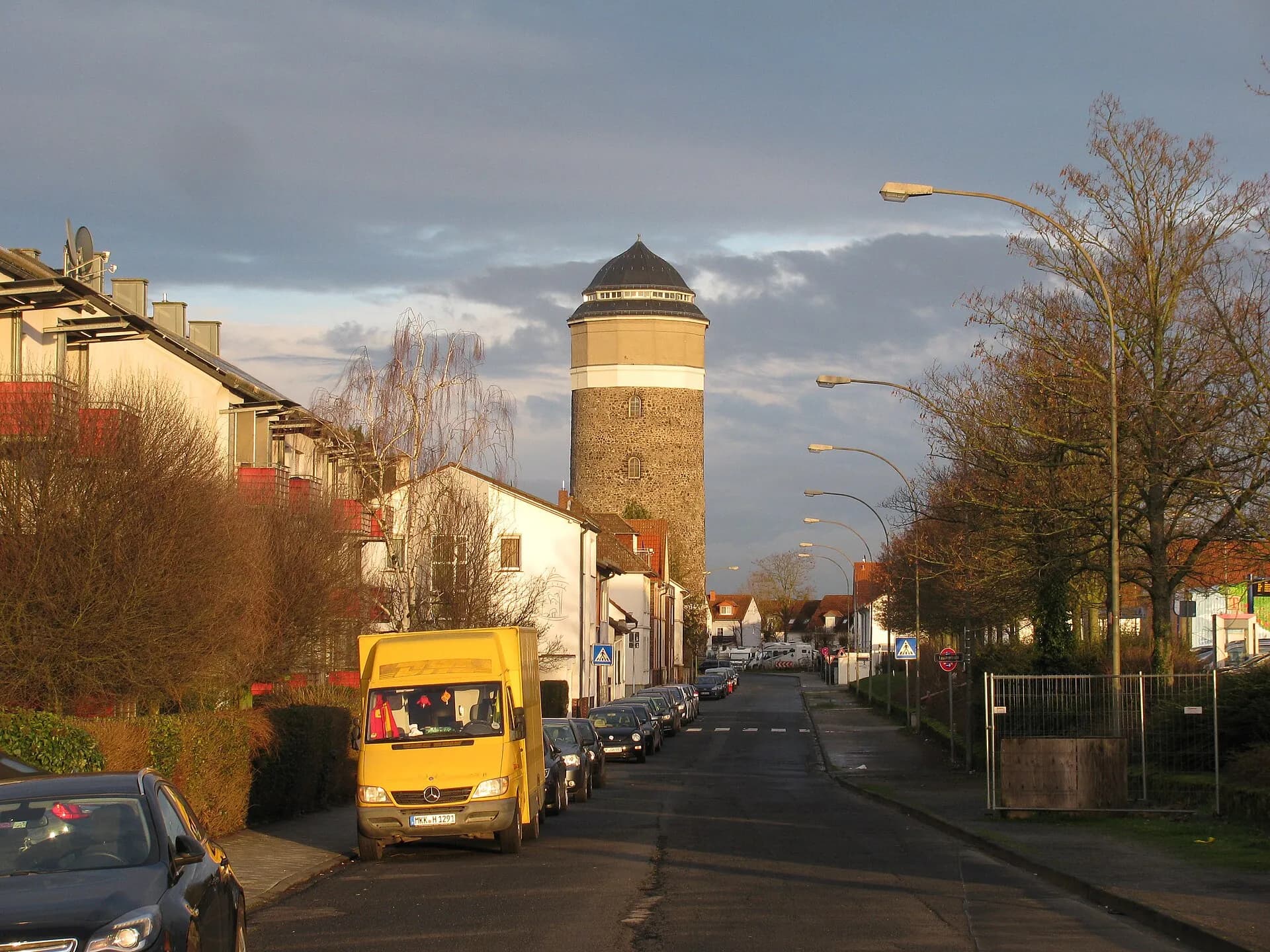 Dammstraße mit Wasserturm in Mühlheim am Main