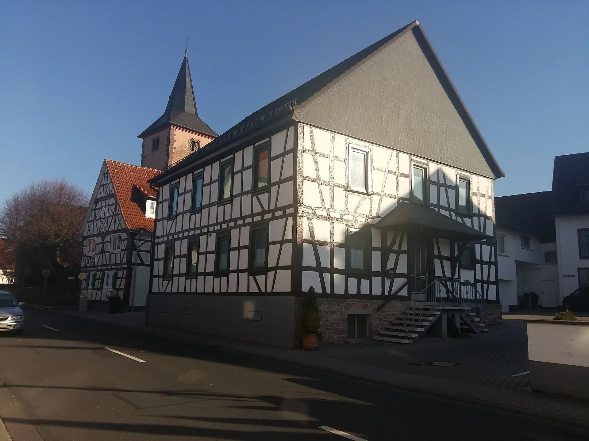 Darmstädter Hof mit Kirchturm in Dreieich-Offenthal
