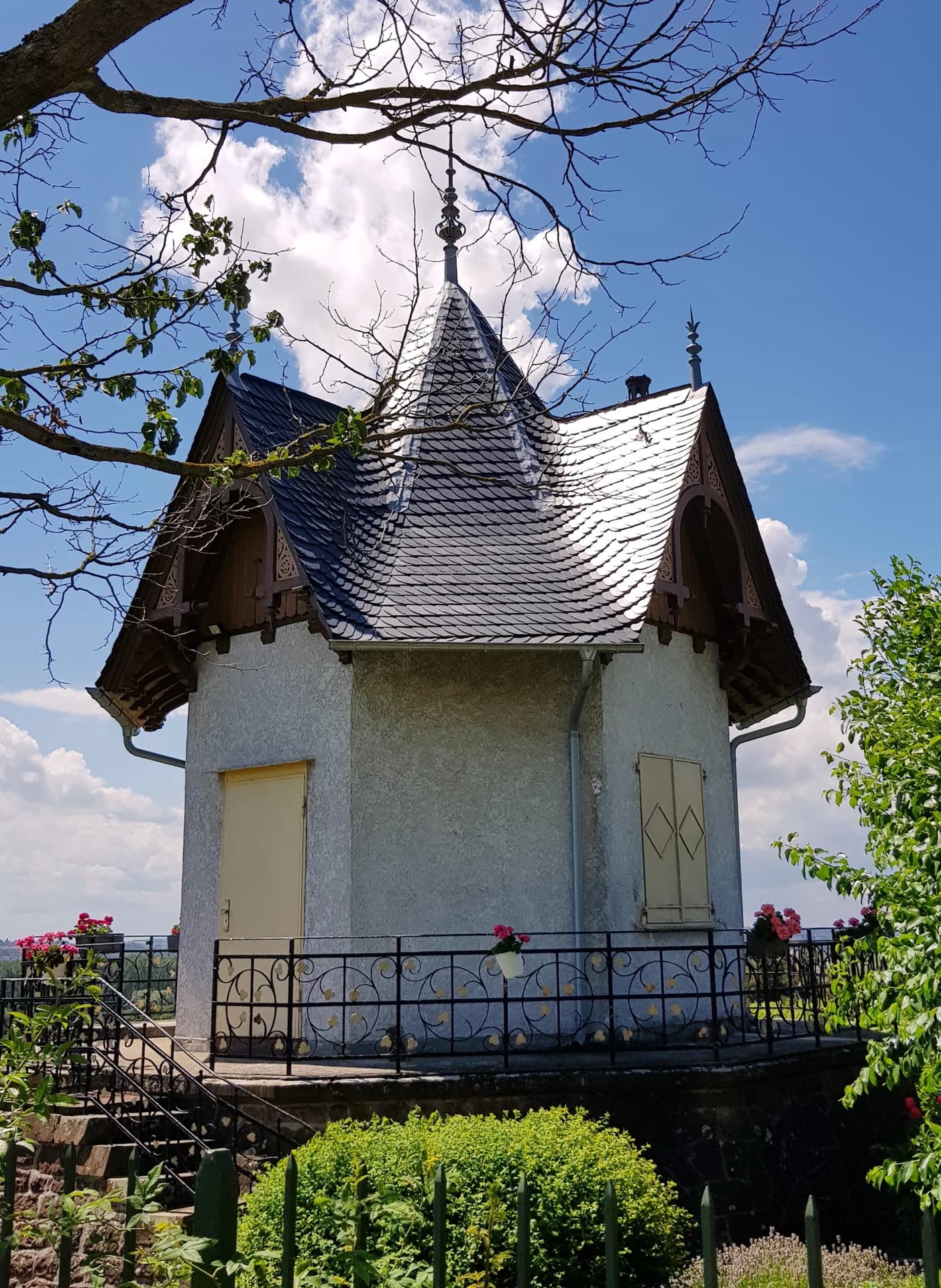 Neugotisches Weinbergshäuschen Daubhäuschen in Hochheim am Main
