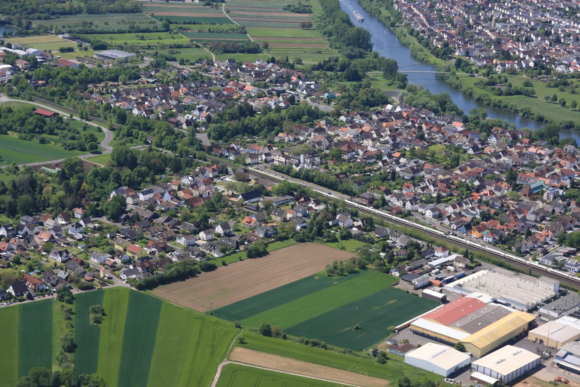 Luftbild des Ortsteils Dettingen in Karlstein am Main
