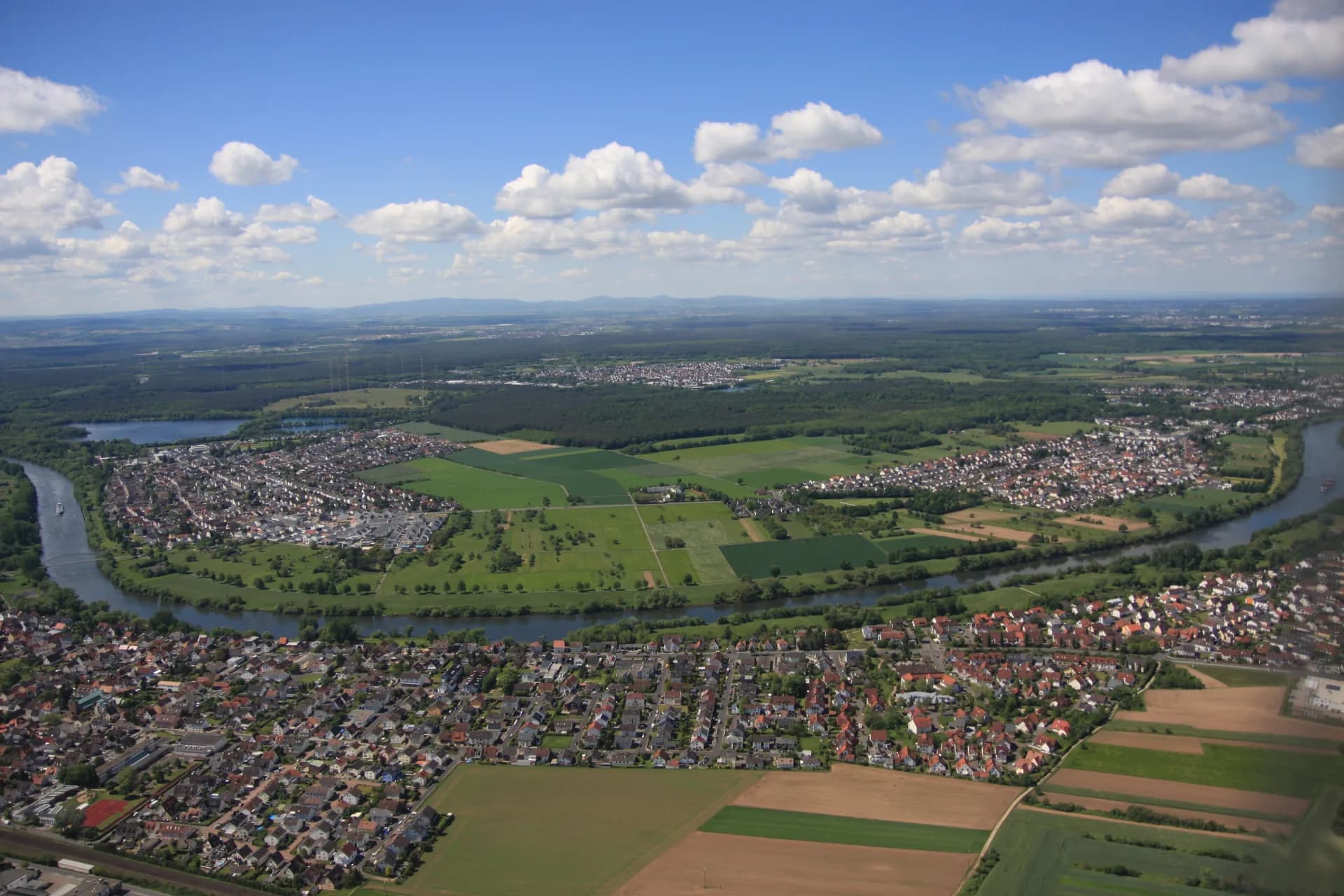 Luftbild von Dettingen am Main mit Blick über den Main