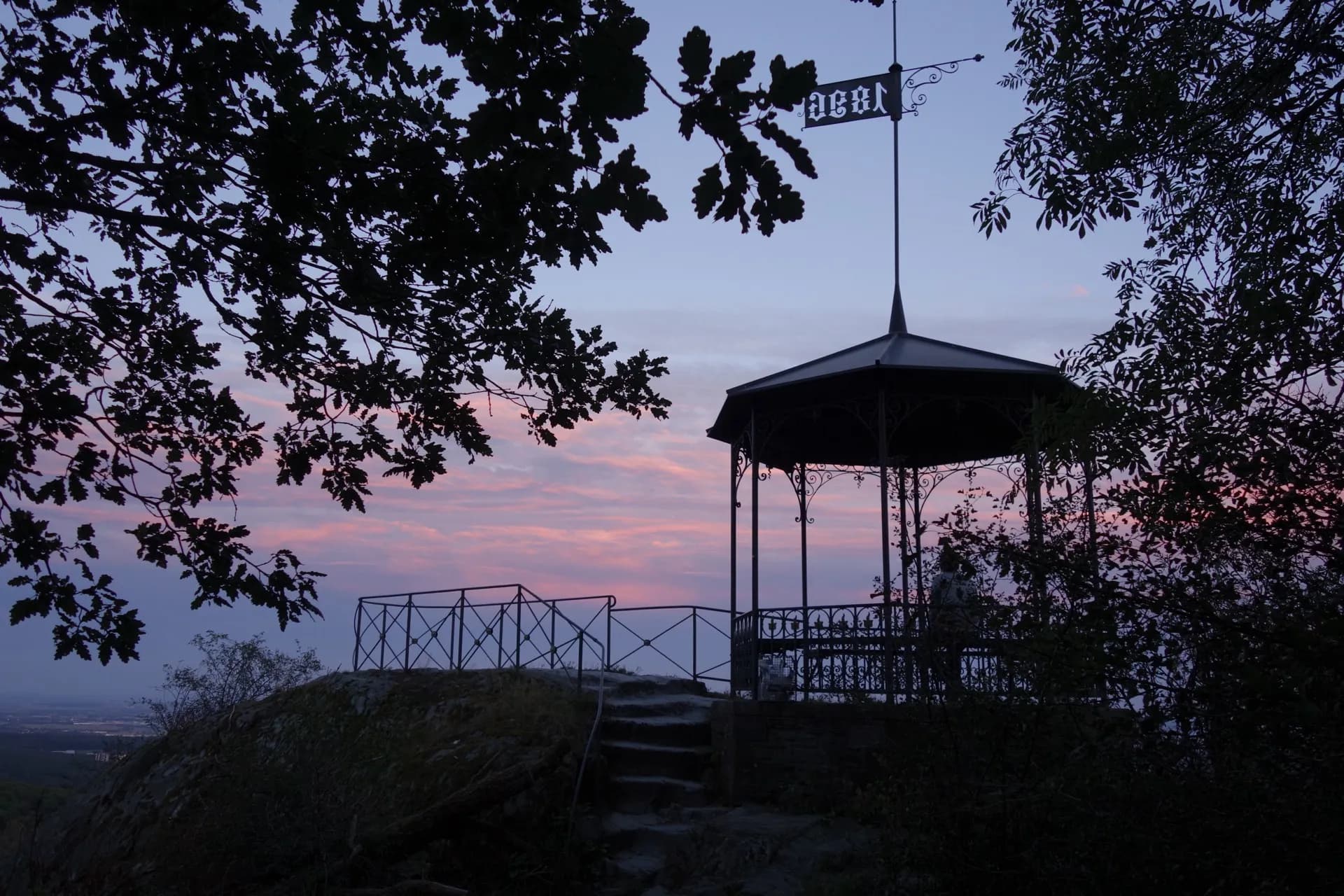 Dettweiler Tempel bei Sonnenuntergang