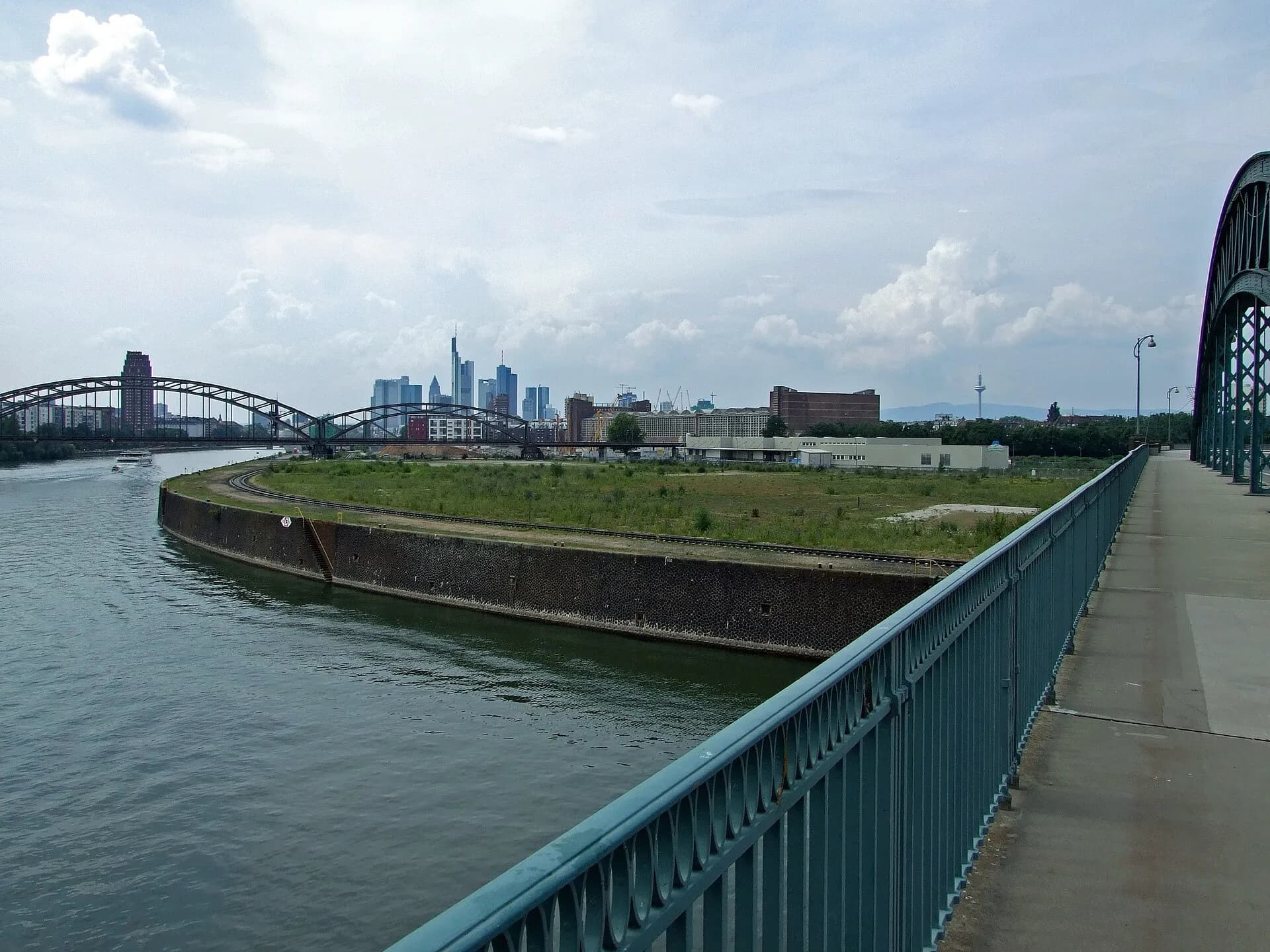 Blick von der Deutschherrnbrücke auf den Main und die Frankfurter Skyline